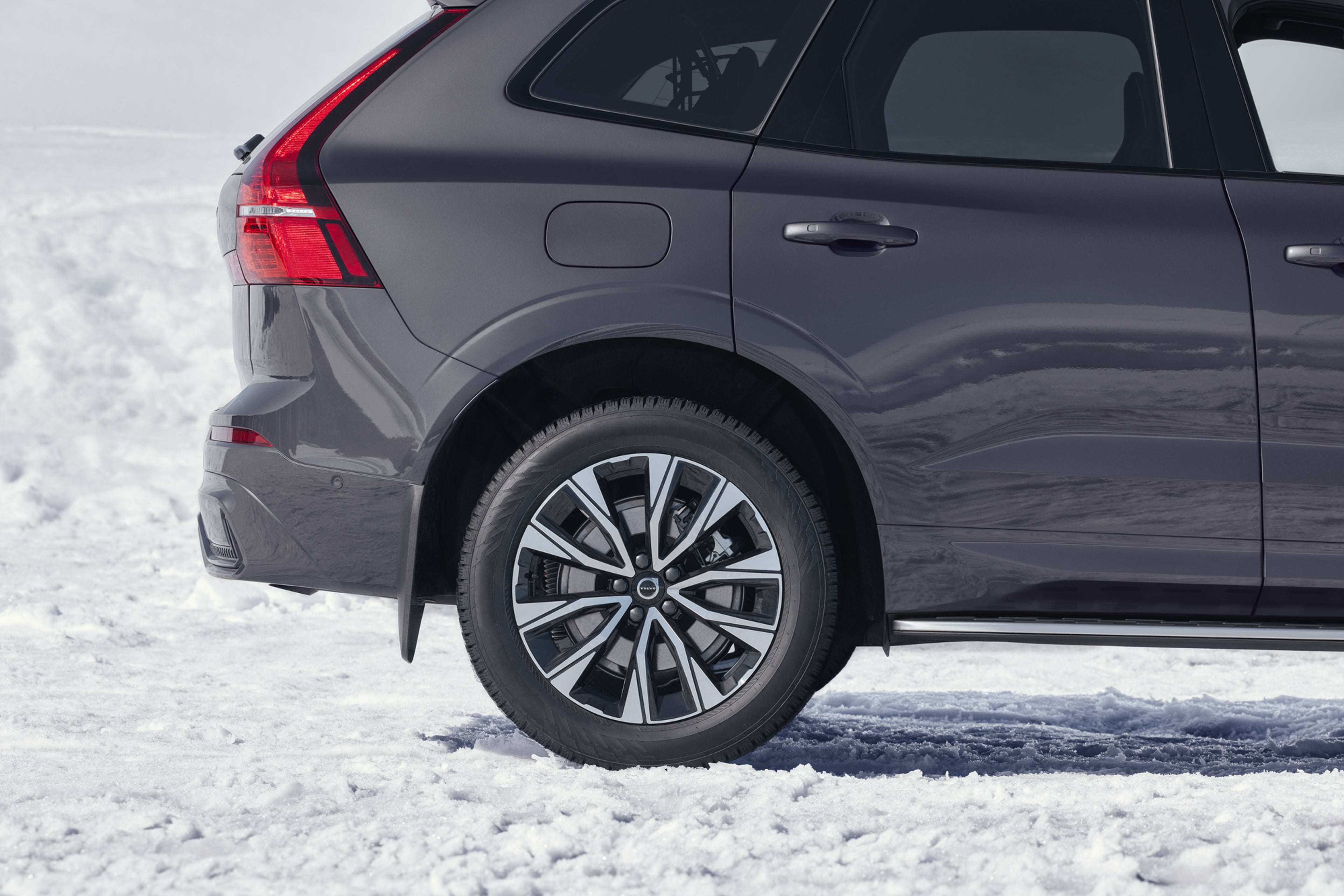 Vedere din spate a roților de iarnă și a apărătorilor de noroi Volvo