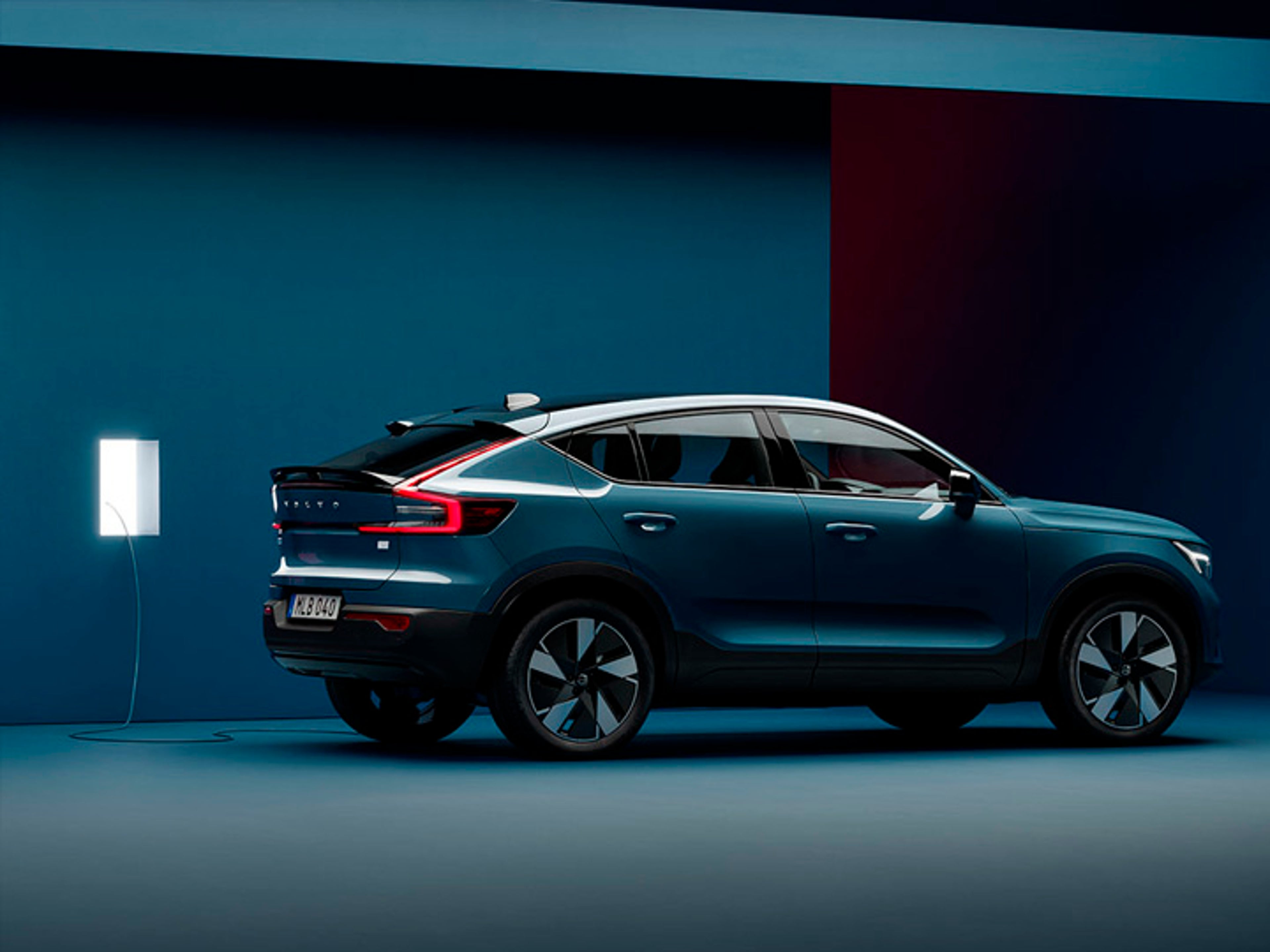 Volvo C40 cargando vista lateral