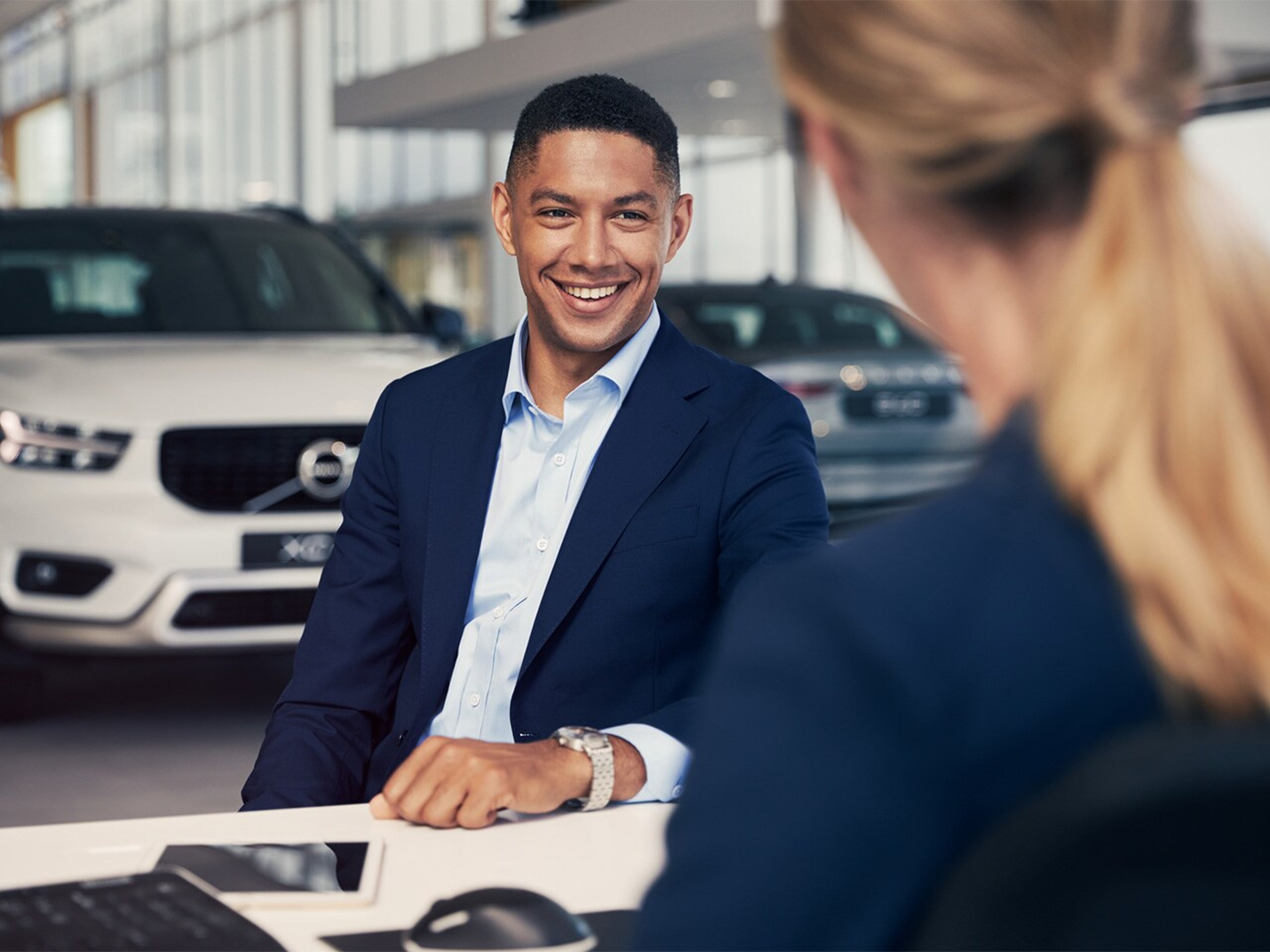 Egy Volvo ügyfél beszélget a márkakereskedővel