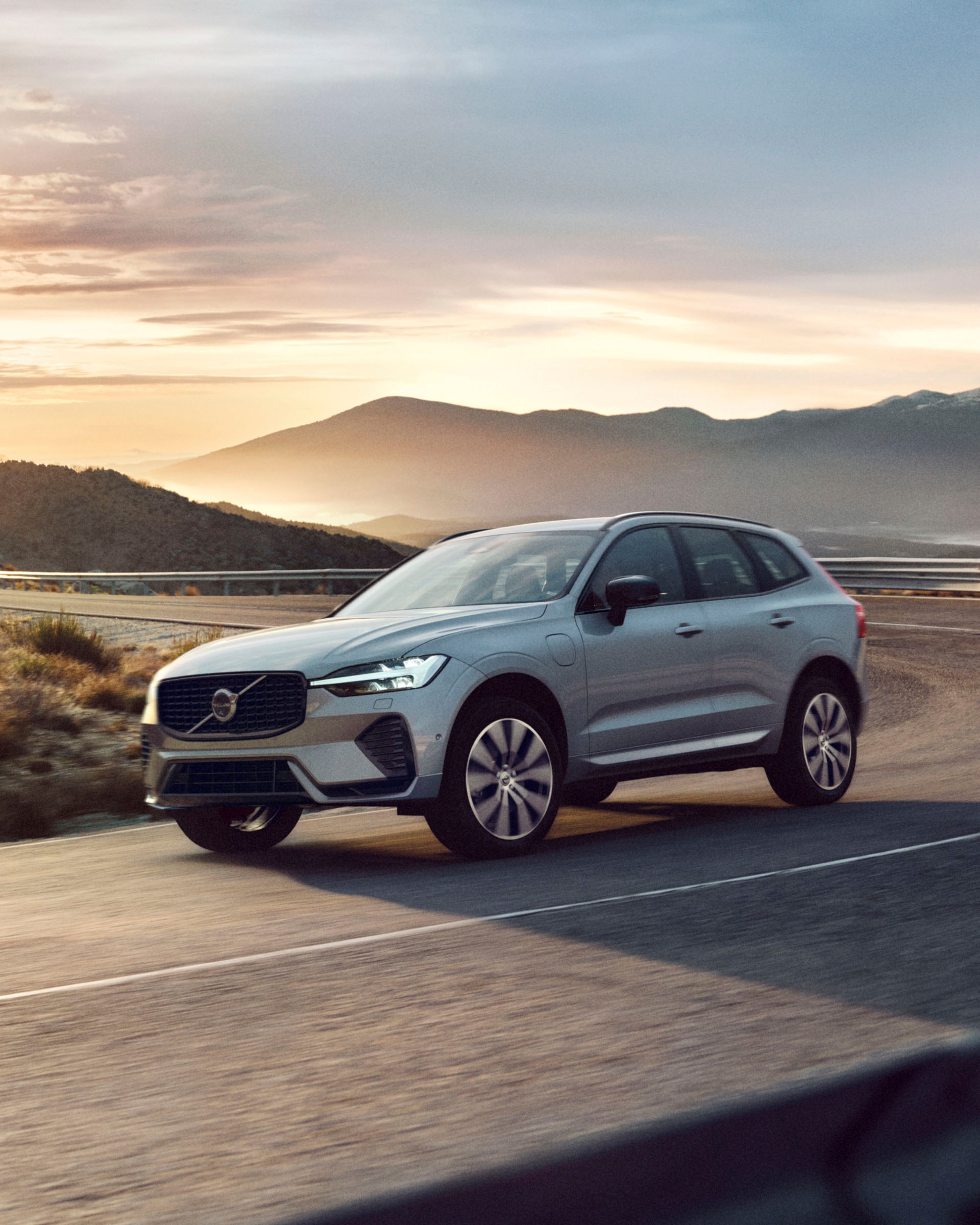 Un Volvo SUV por una carretera