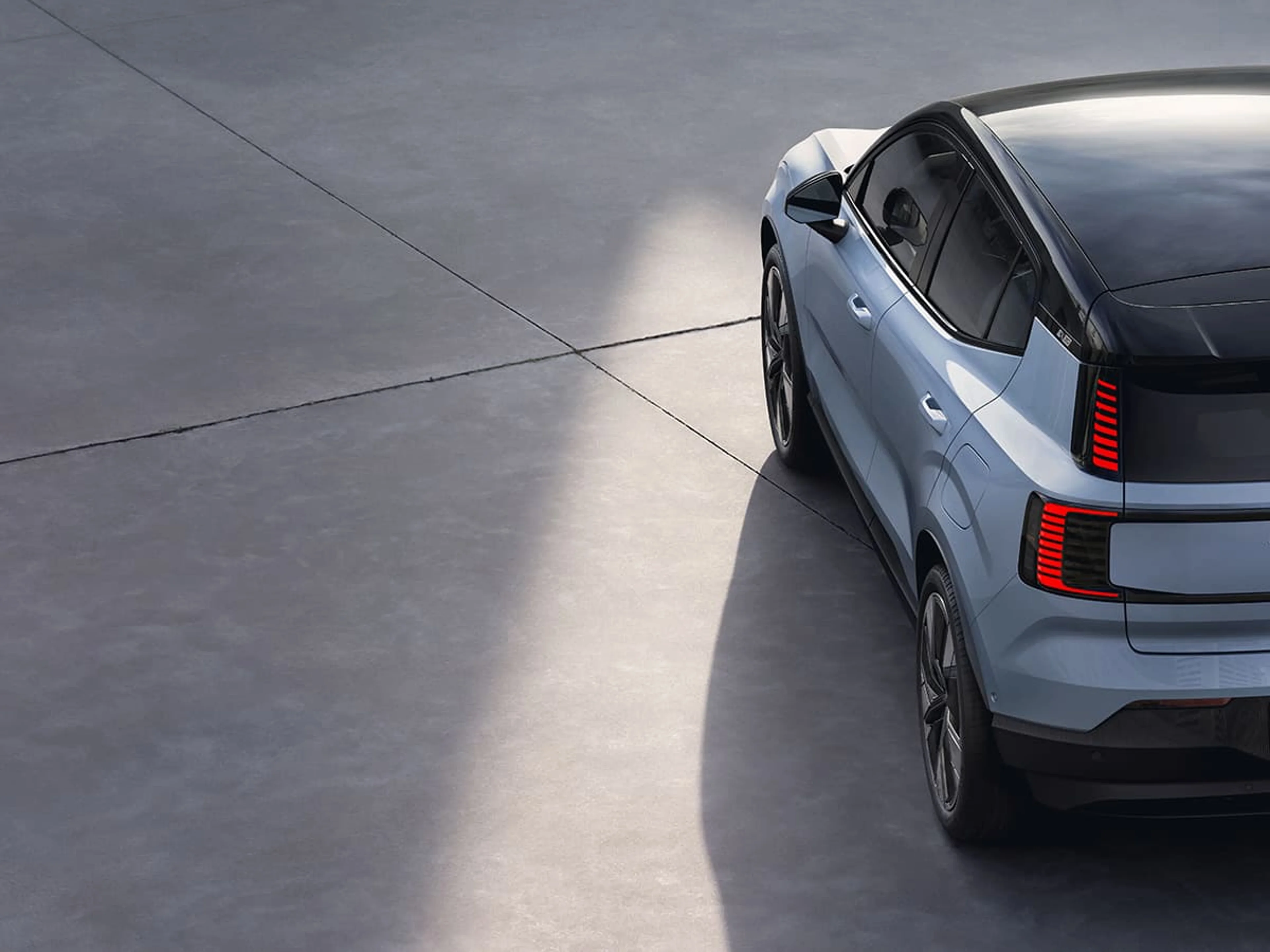 Arrière d'une Volvo EX30 sur un sol en béton.
