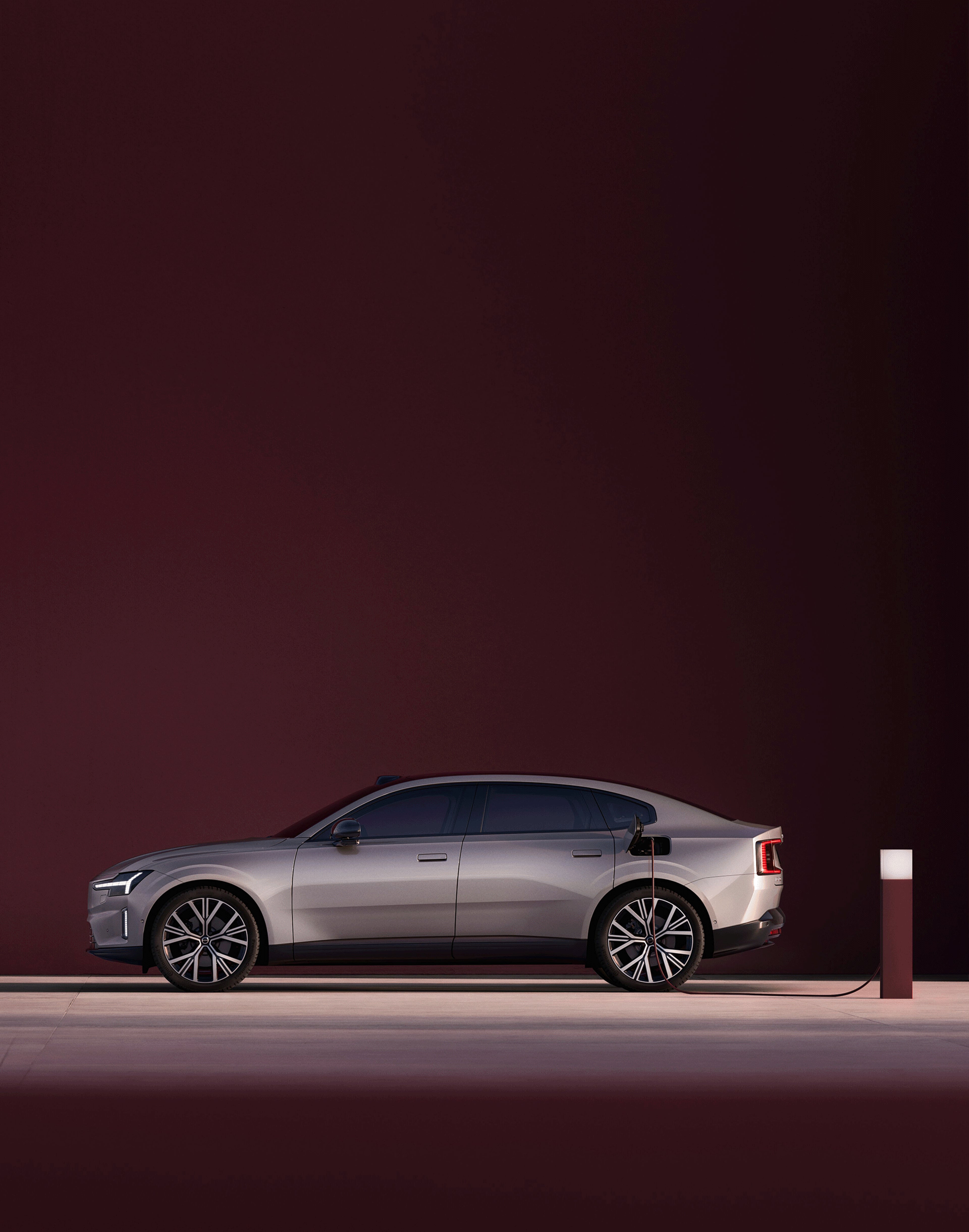 Seitliche Ansicht eines Volvo ES90 an einer Ladestation.