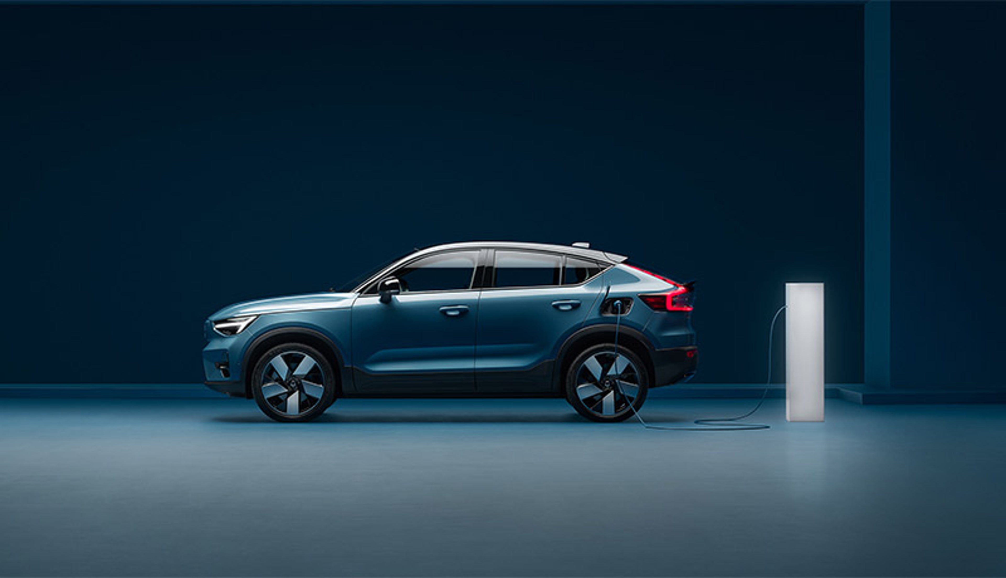 Volvo en charge de profil