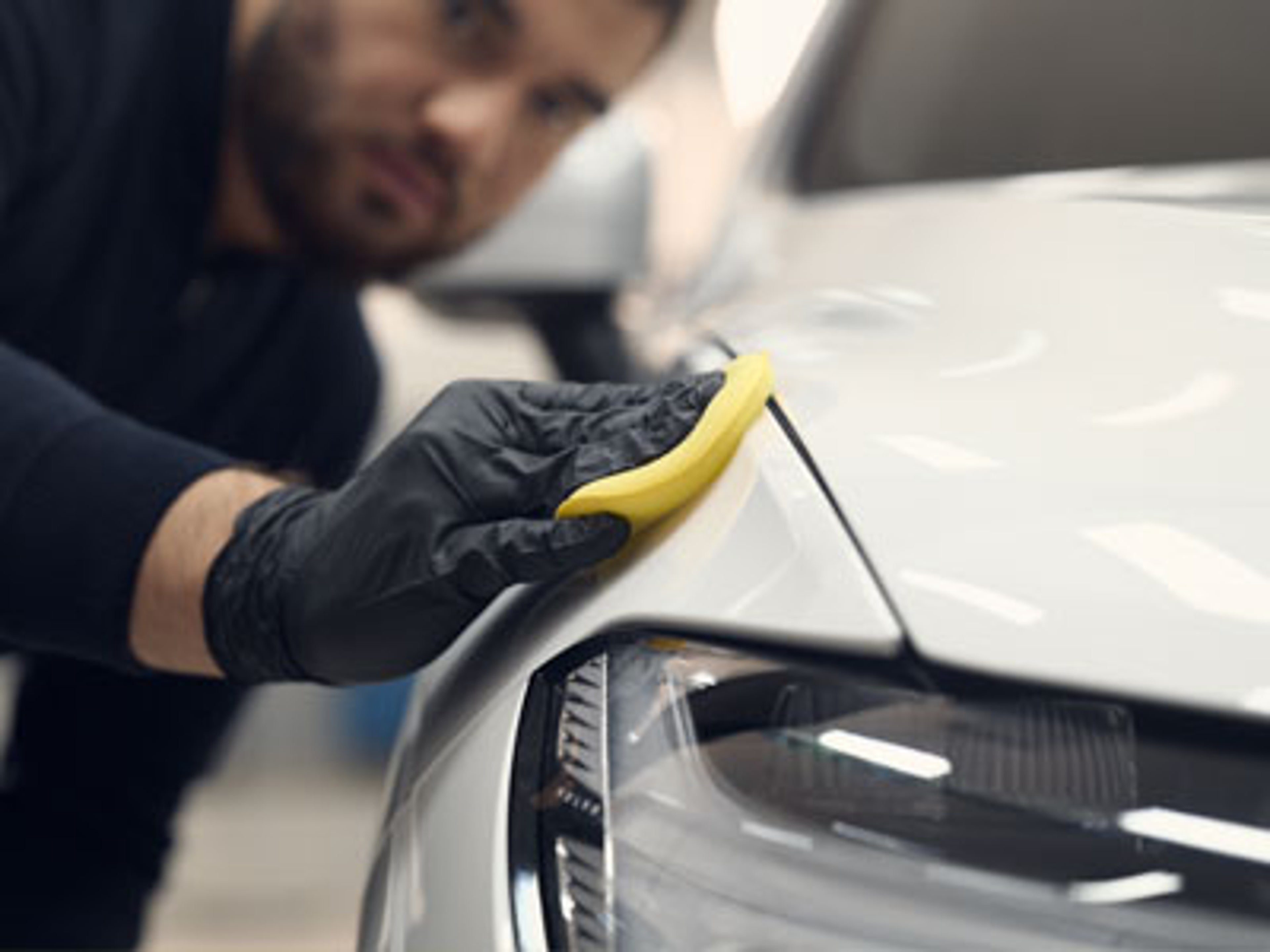 Person vasker lyktene