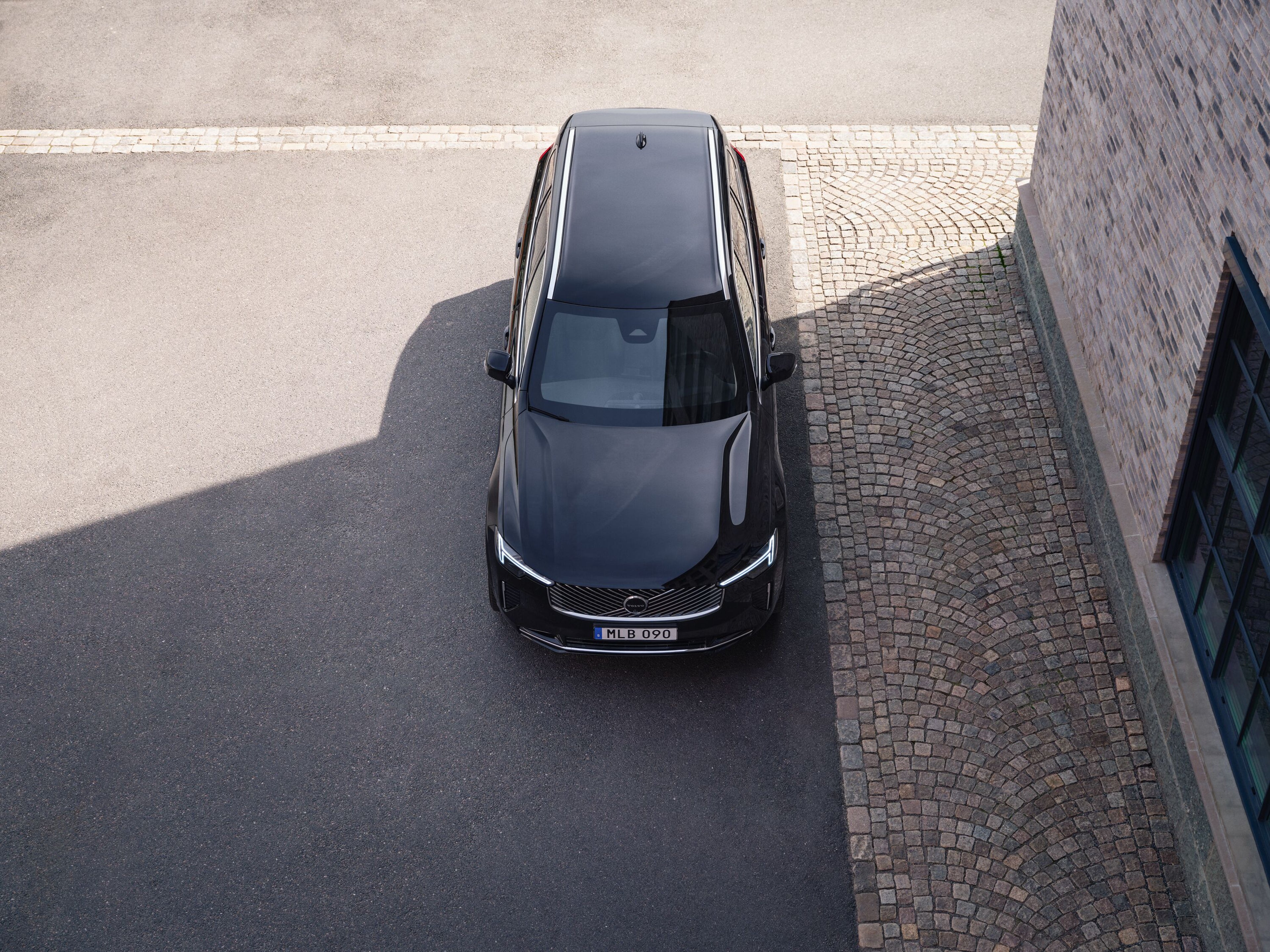 Volvo XC90 przy budynku