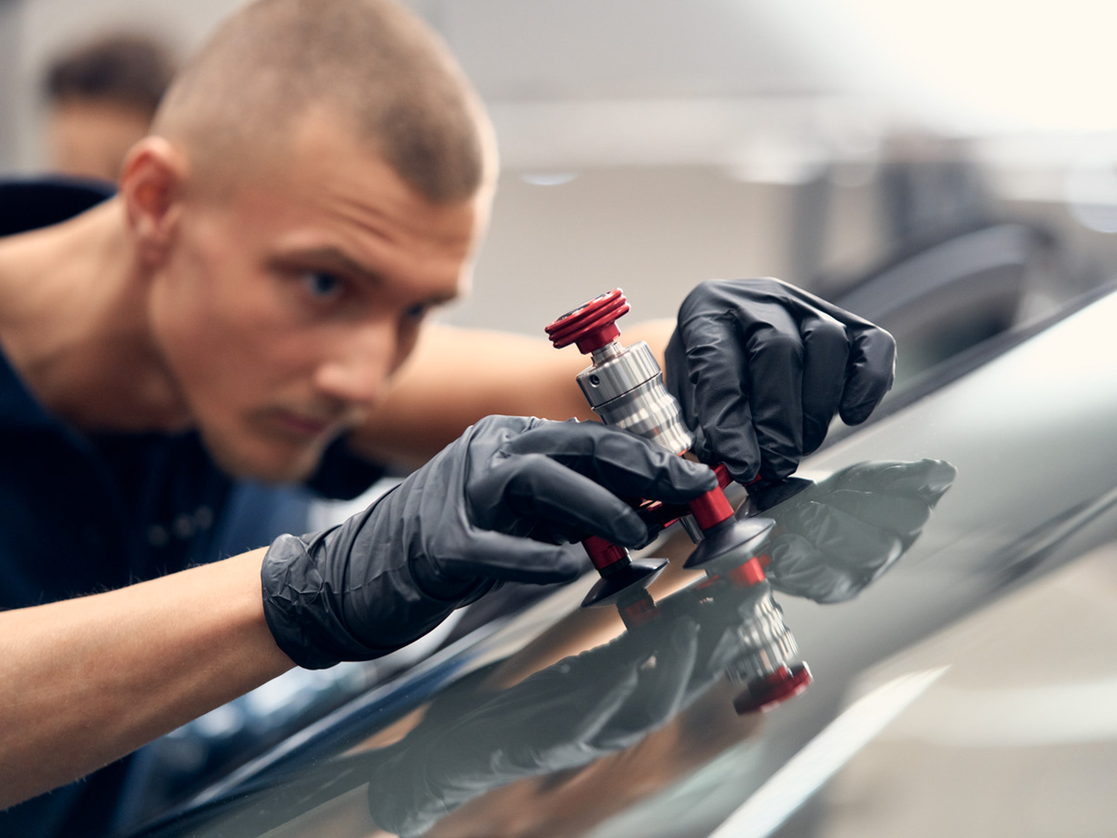 Volvo servicetekniker arbetar med vindruta