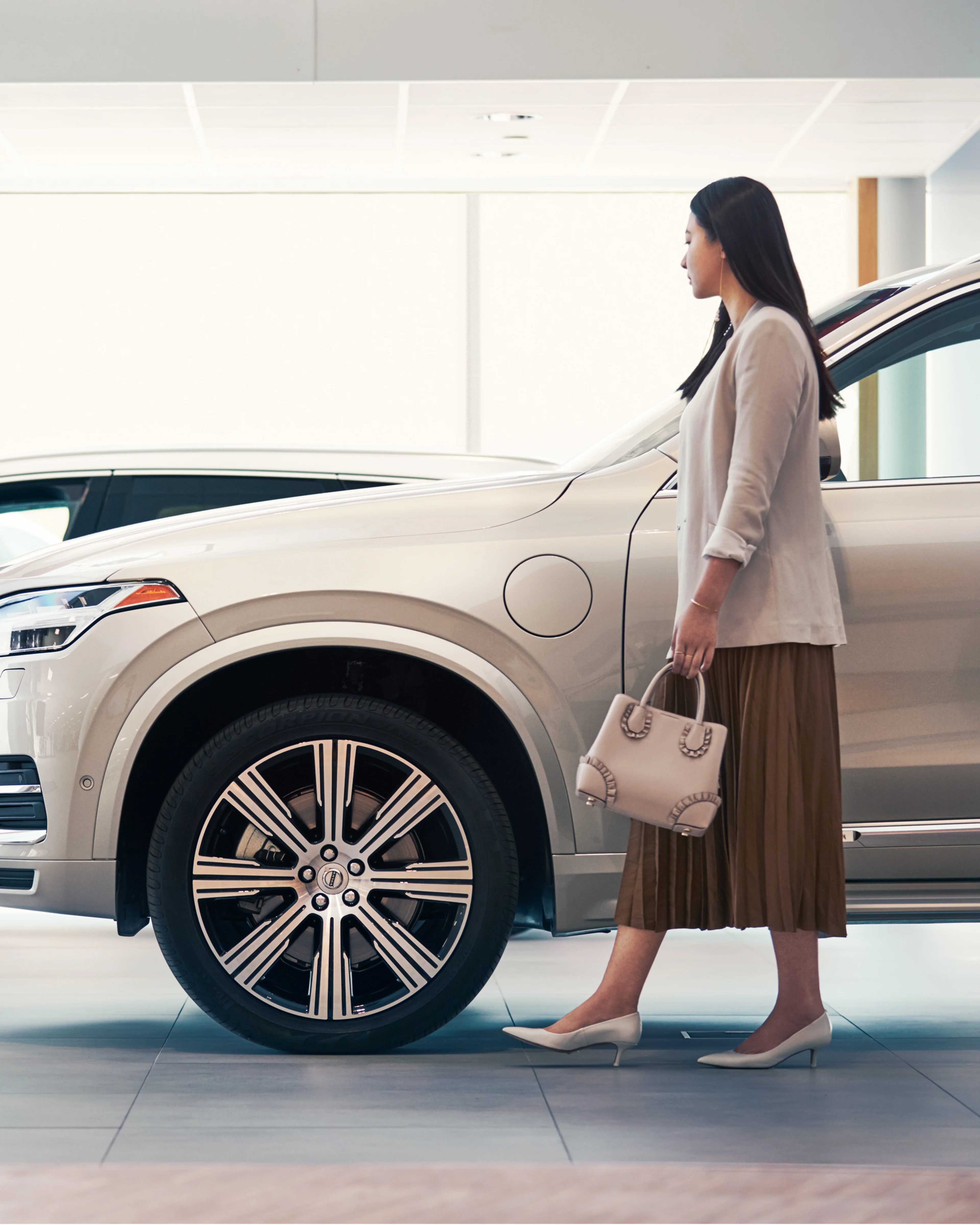 Femme à côté d'un Volvo