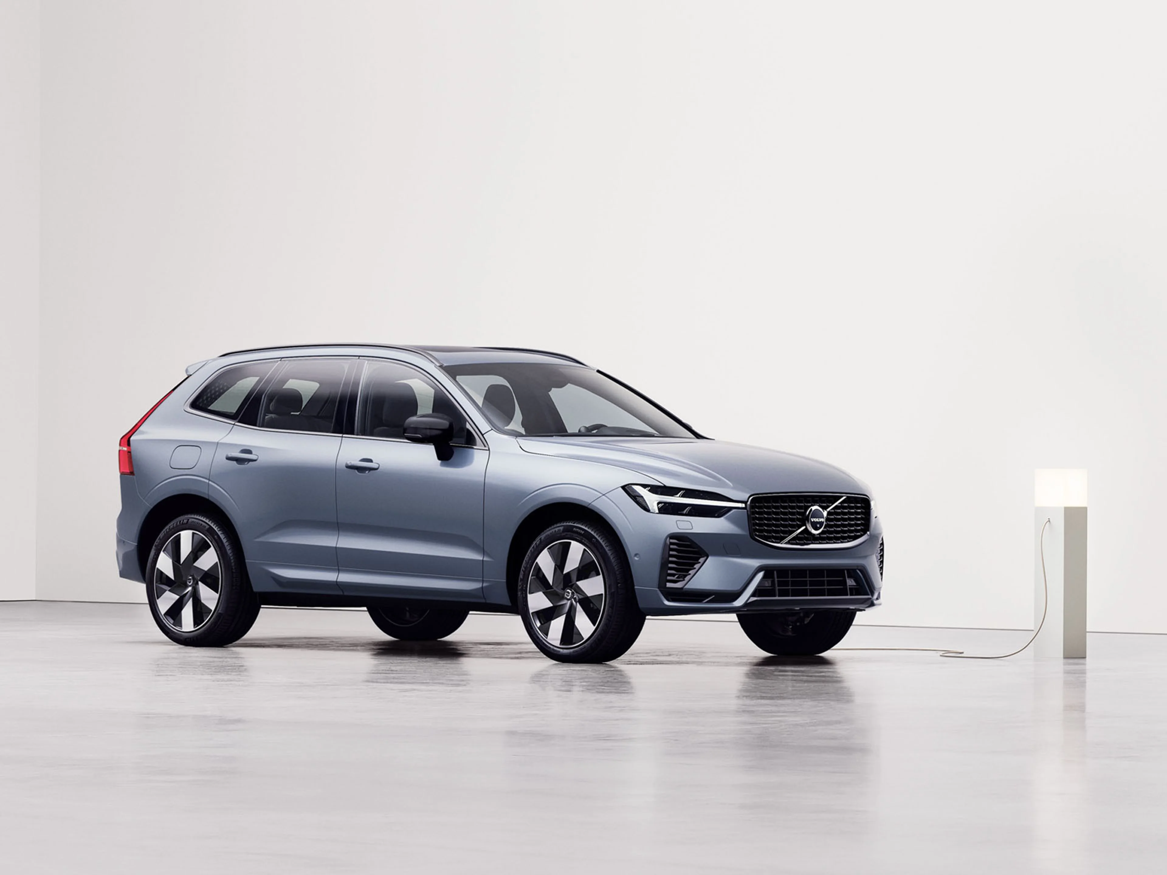 Volvo XC60 recargando en una estación