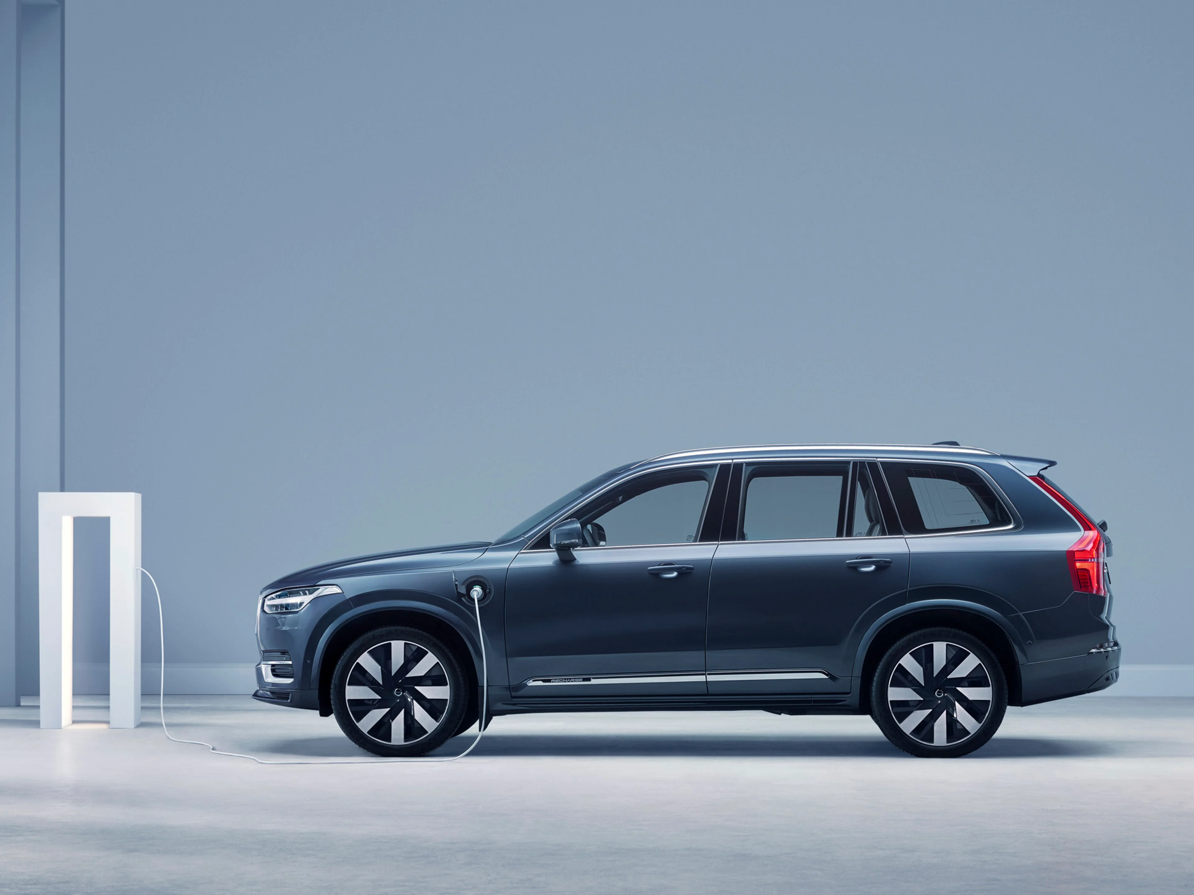 Volvo XC90 vista lateral cargando energía