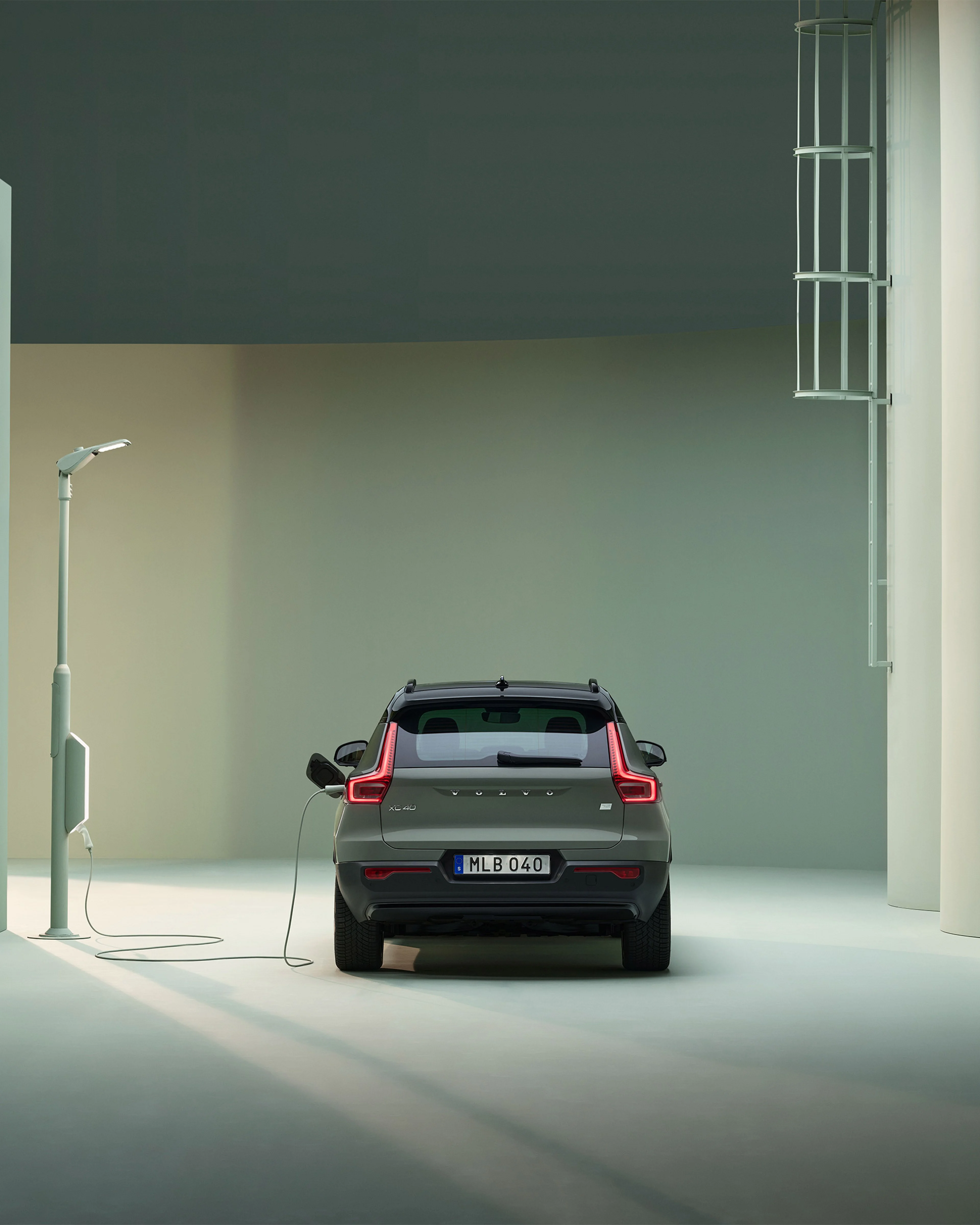 Volvo vue de dos et en charge