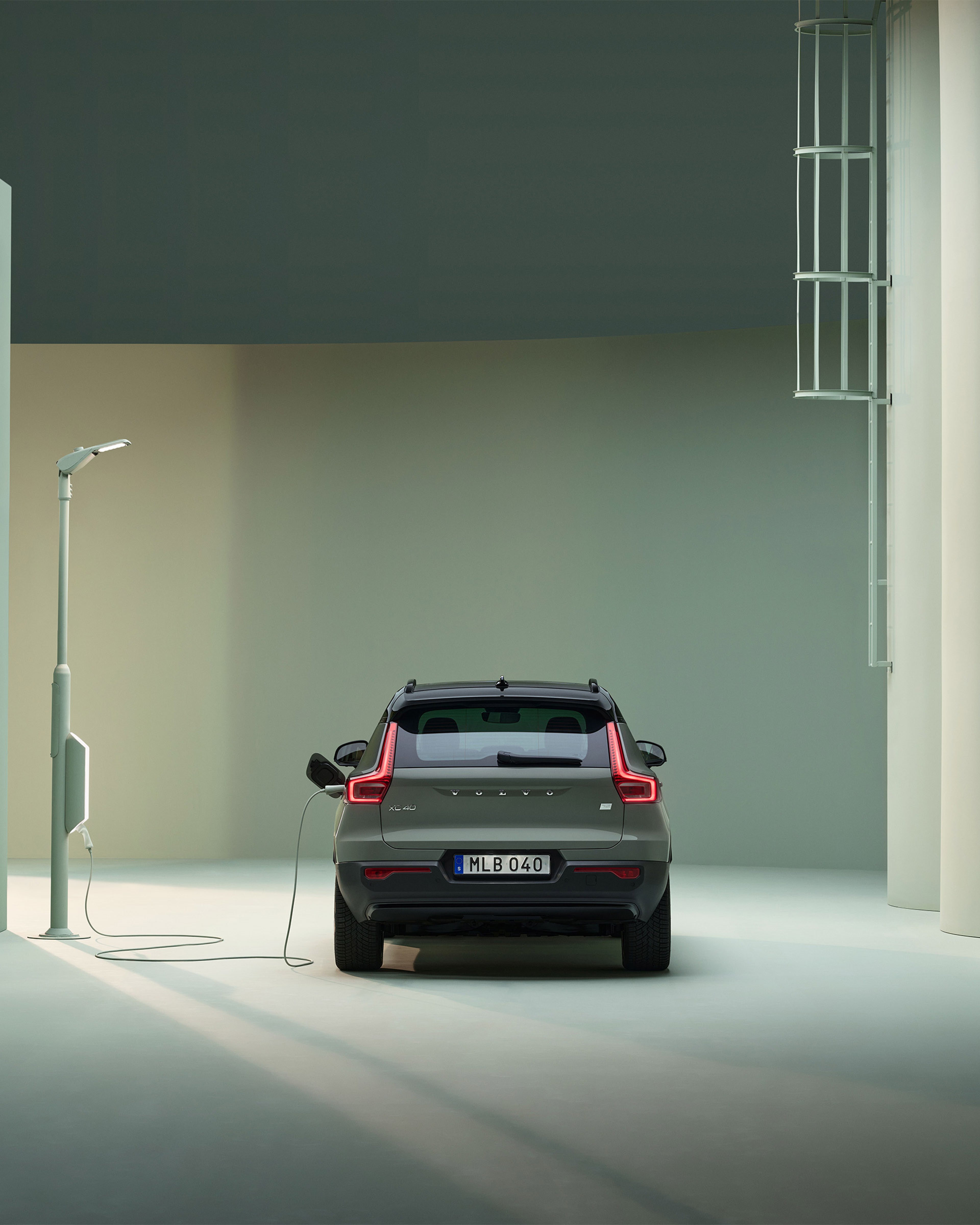 Volvo vue de dos et en charge
