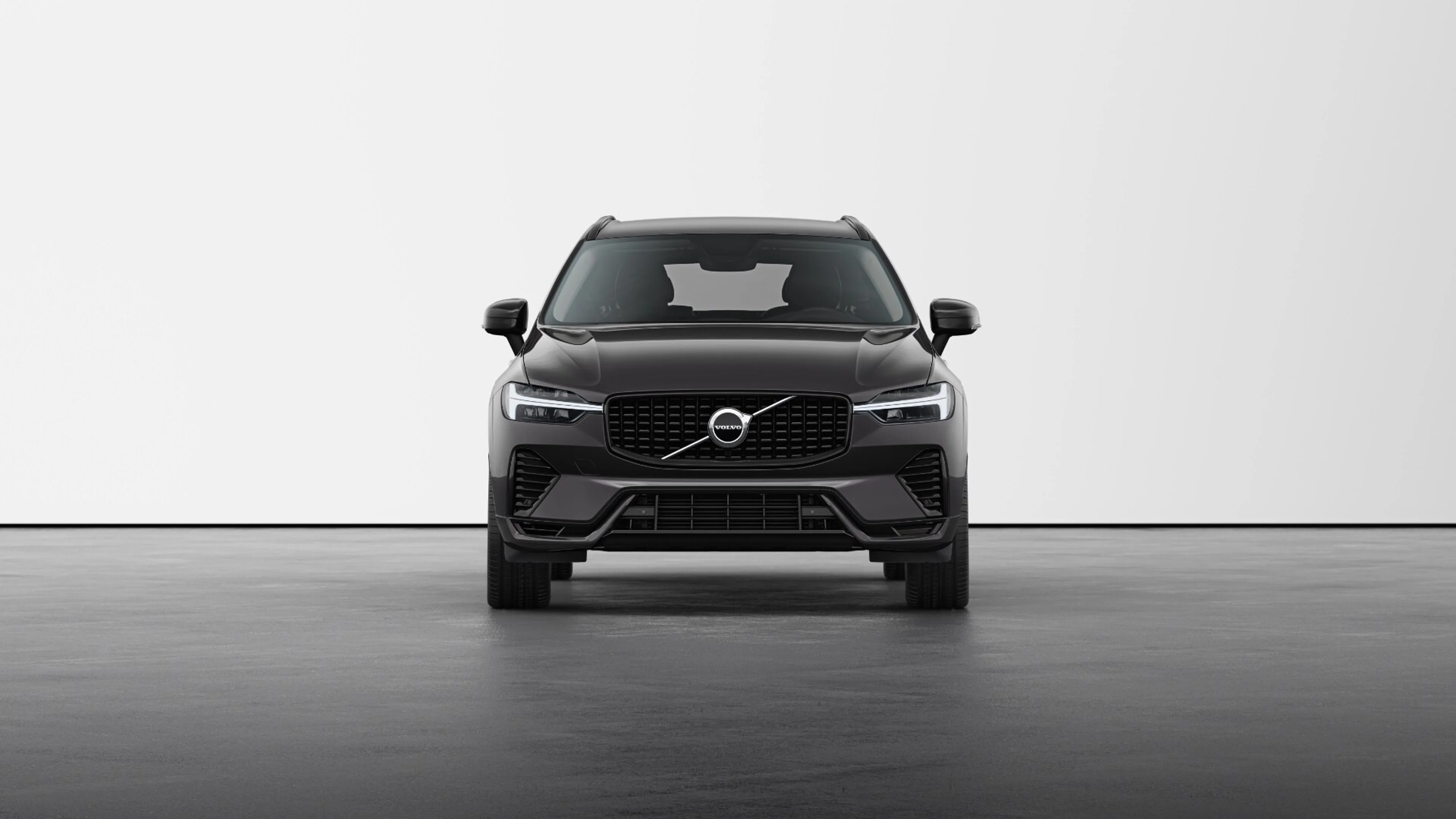 Volvo XC60 in culoarea Platinum Grey pe benzină
