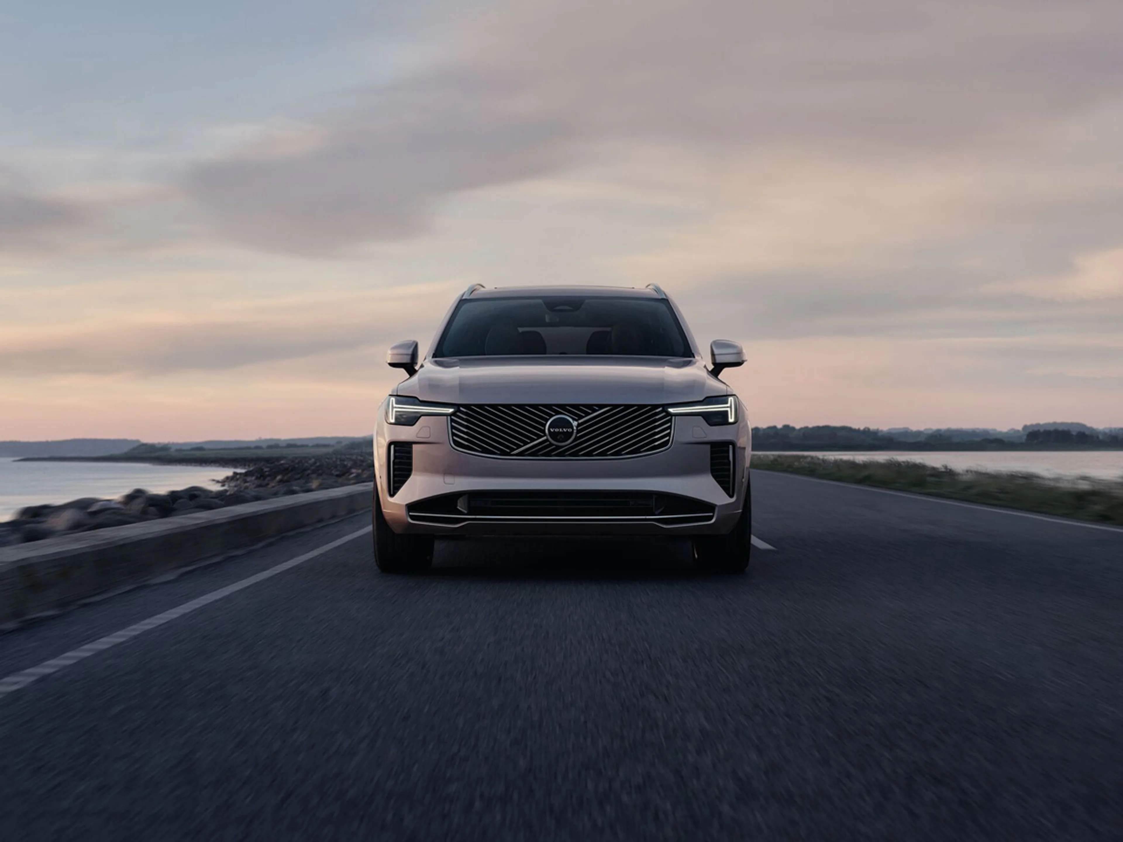 Volvo XC90 rakt framifrån i skymningsljus