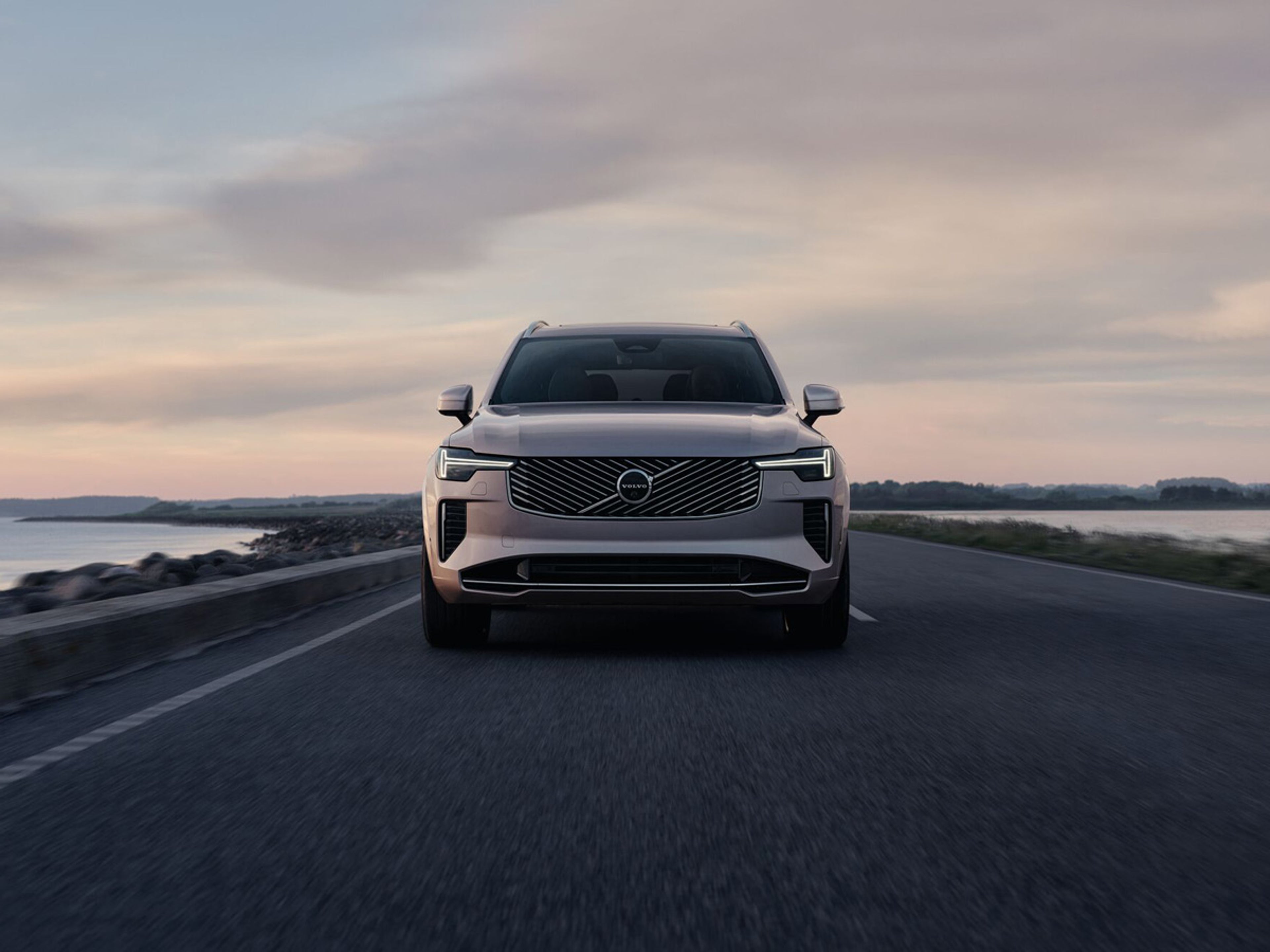 Volvo XC90 rakt framifrån i skymningsljus