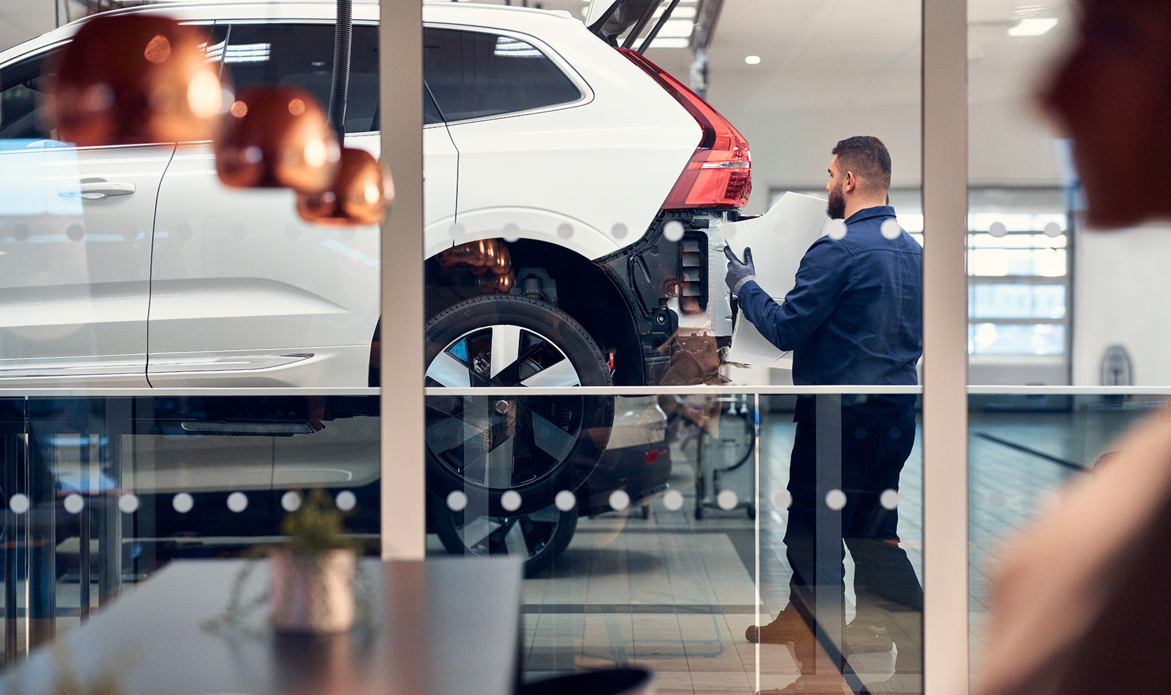 Vista do interior da zona de reparação da carroçaria da oficina numa concessão.