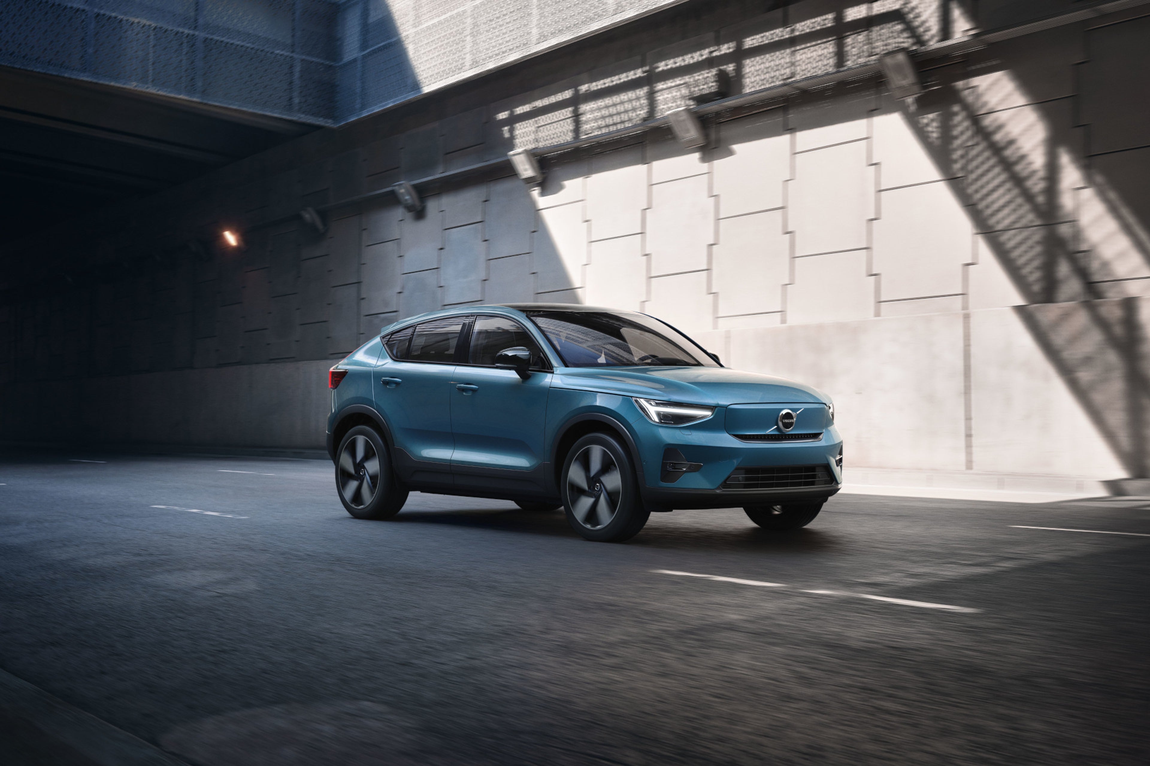 Ein vollelektrisches Volvo Fahrzeug fährt auf einer Straße.