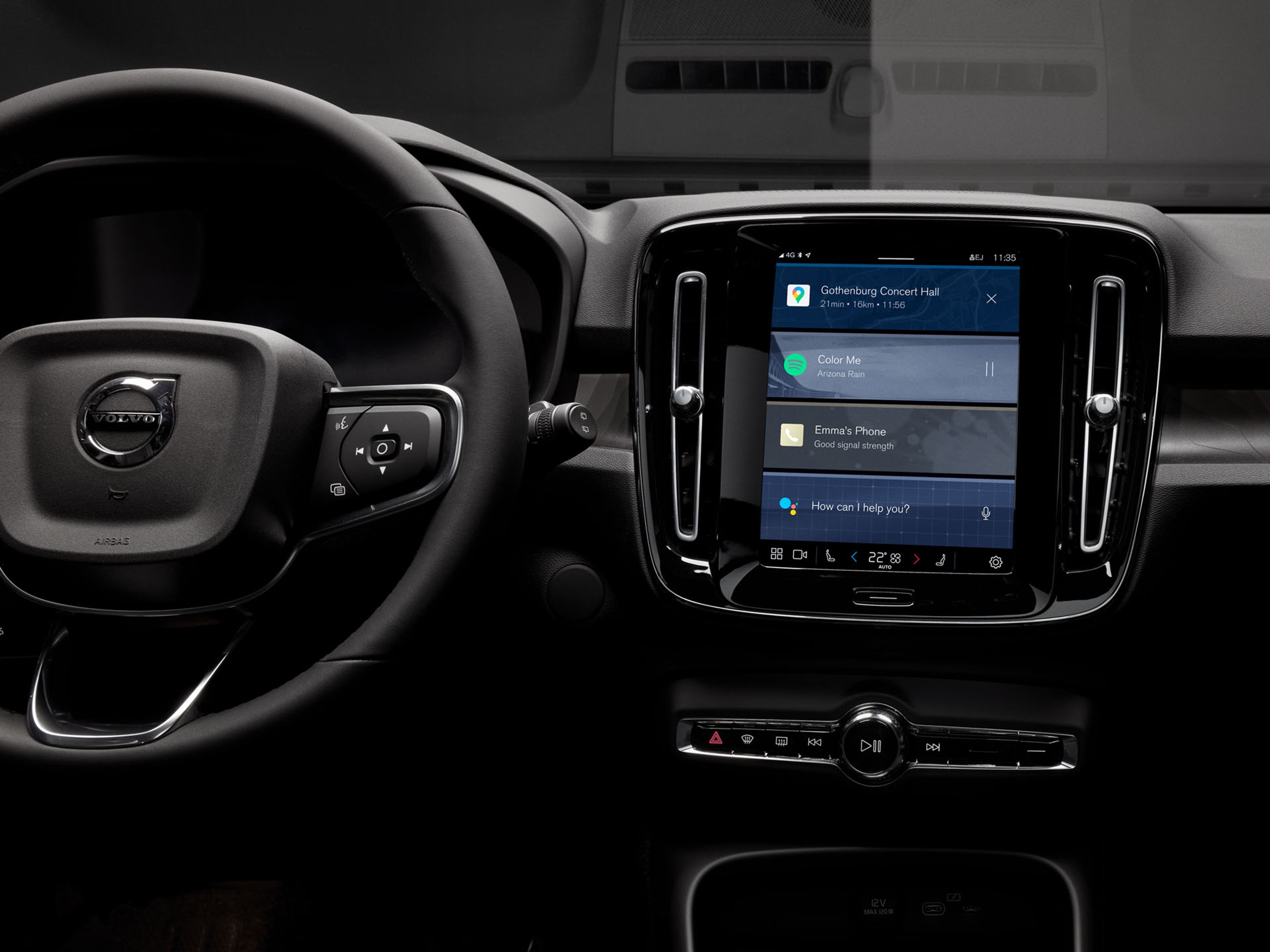 Salpicadero de un Volvo XC40 en el que destaca su volante y su consola central