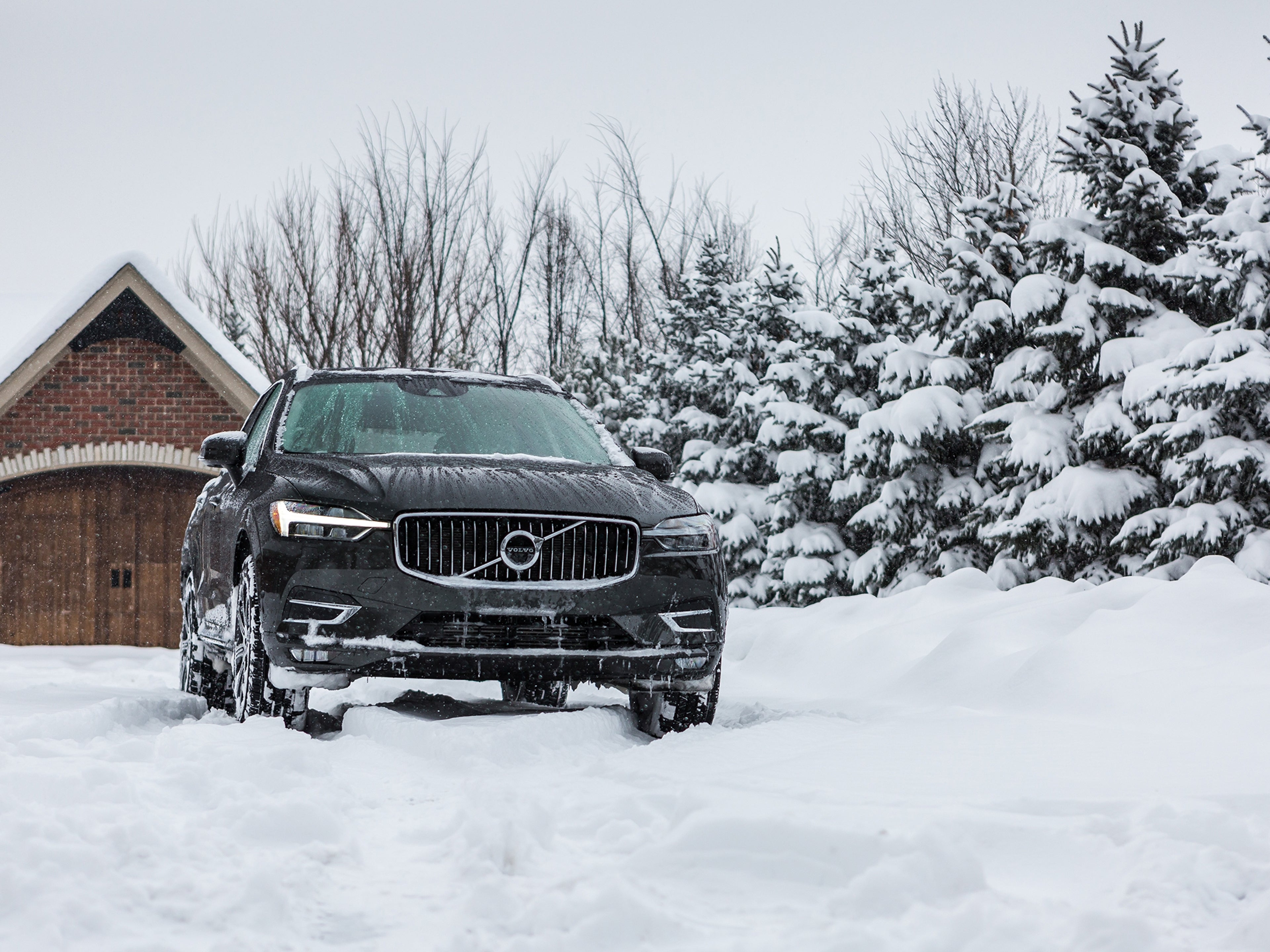 Véhicule Volvo coincé dans la neige