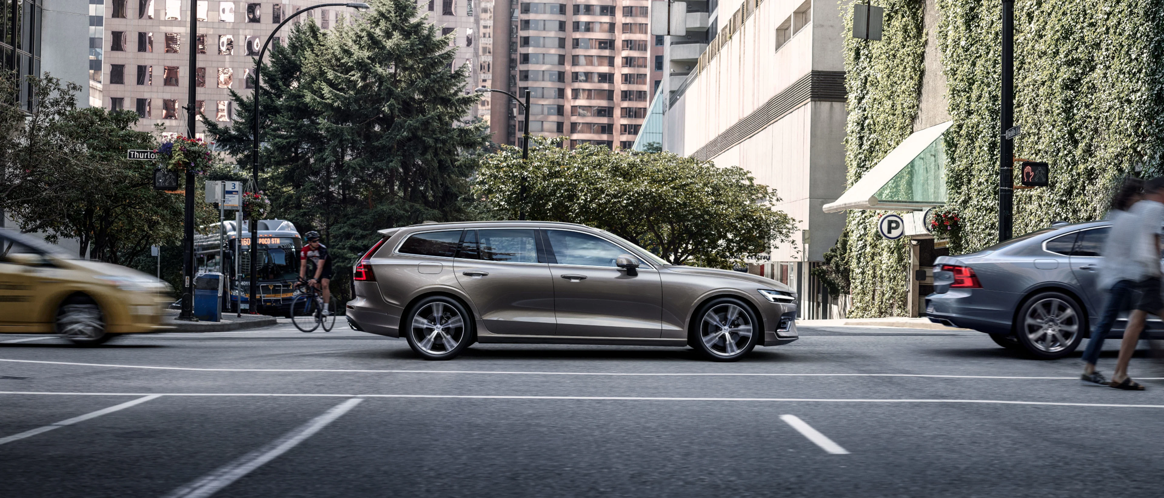 Volvo V90 seitlich auf der Straße