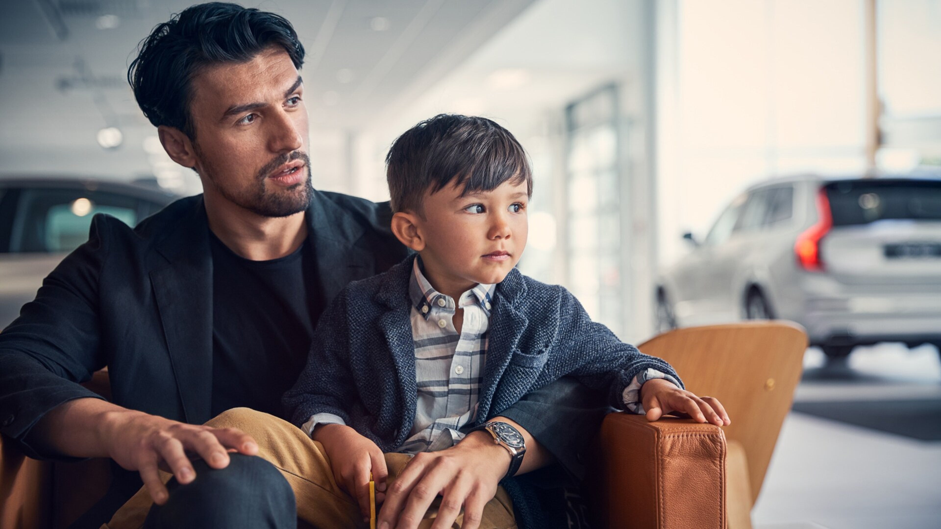 Egy apuka a fiával egy Volvo márkaszervizben