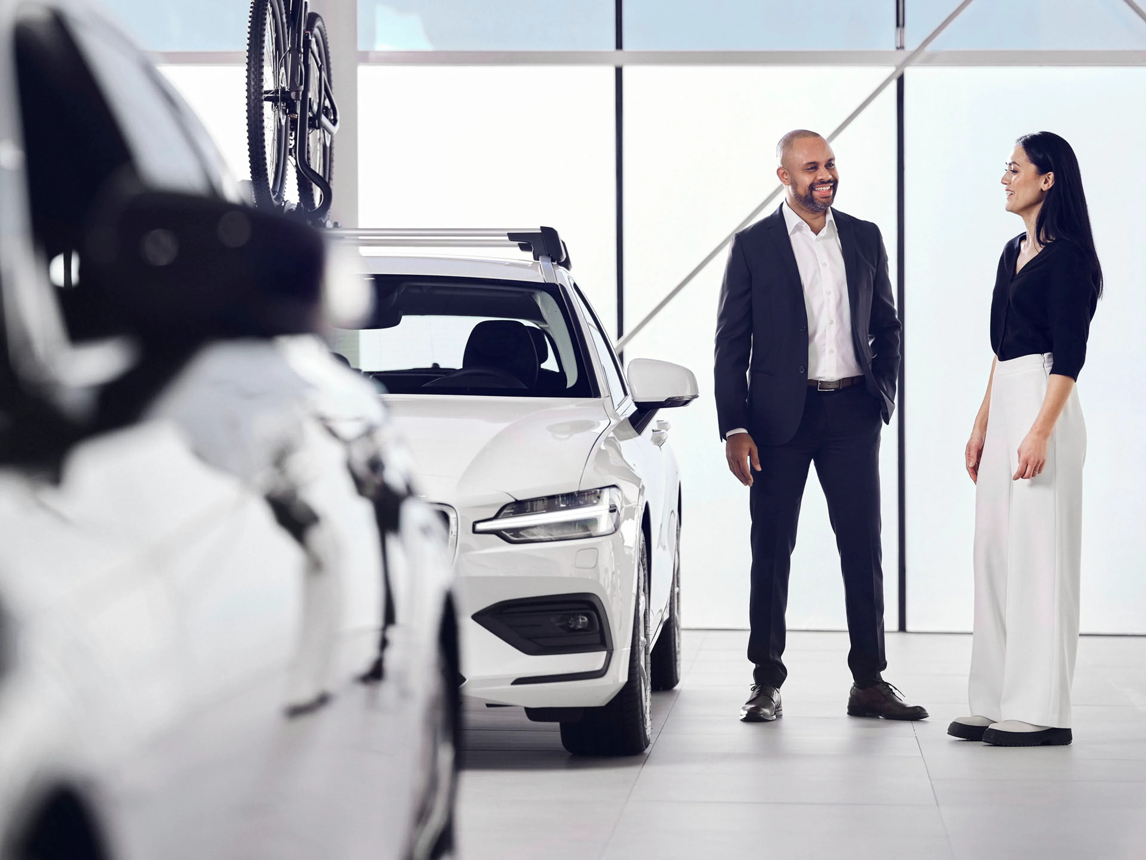 Un cliente en un concesionario buscando un Volvo renting