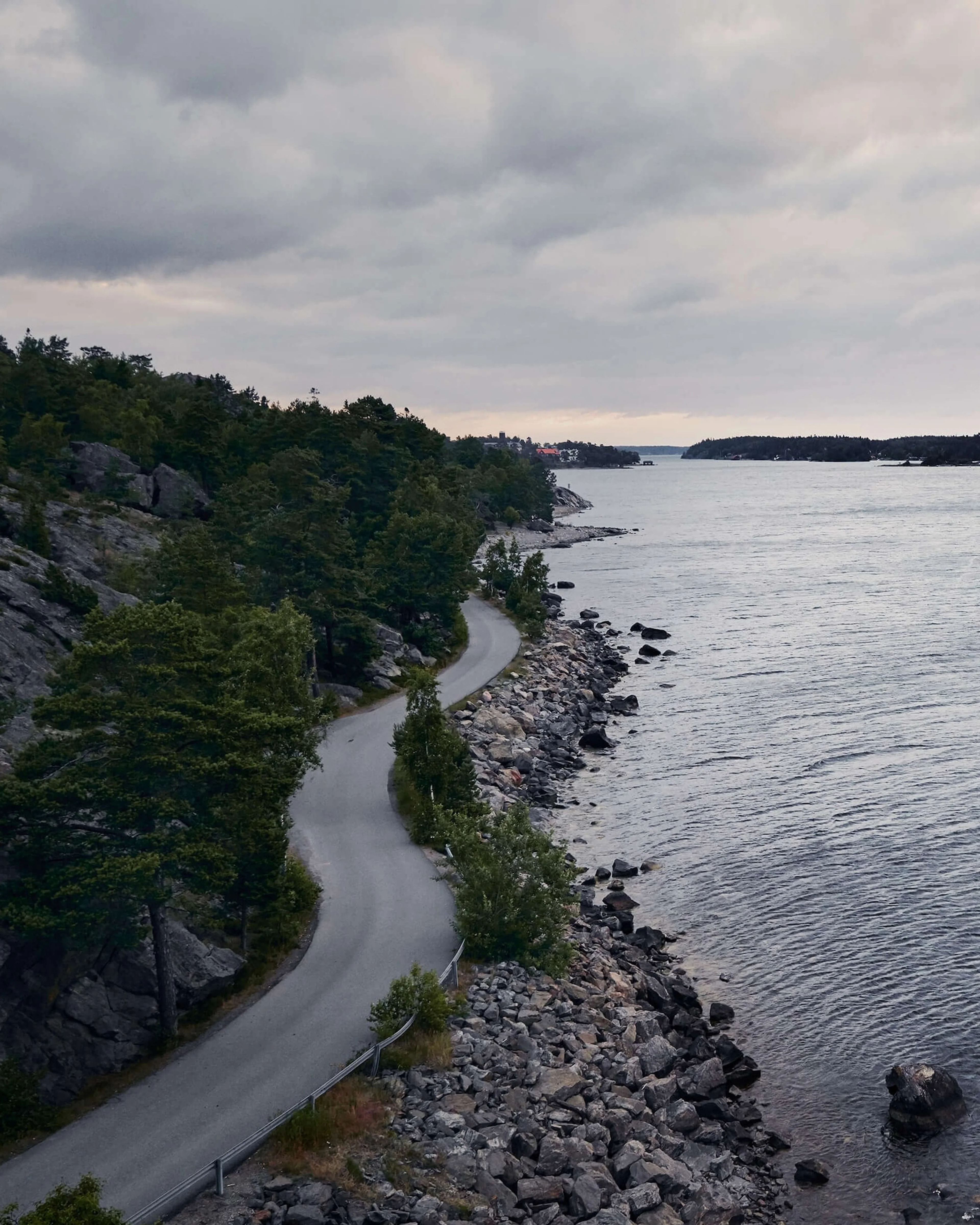 Norsk kystvei med vann på høyre side