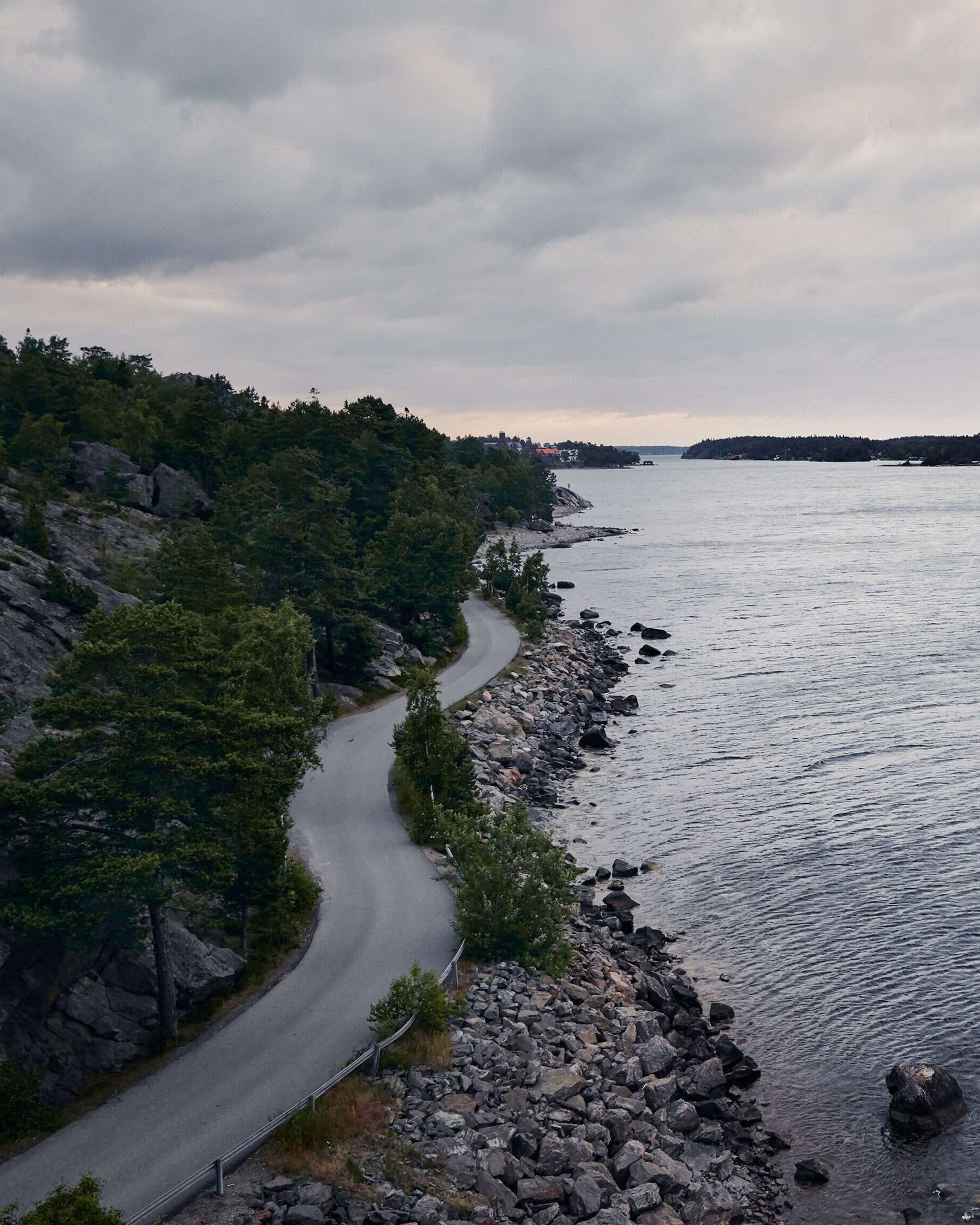 Norsk kystvei med havet på høyre side