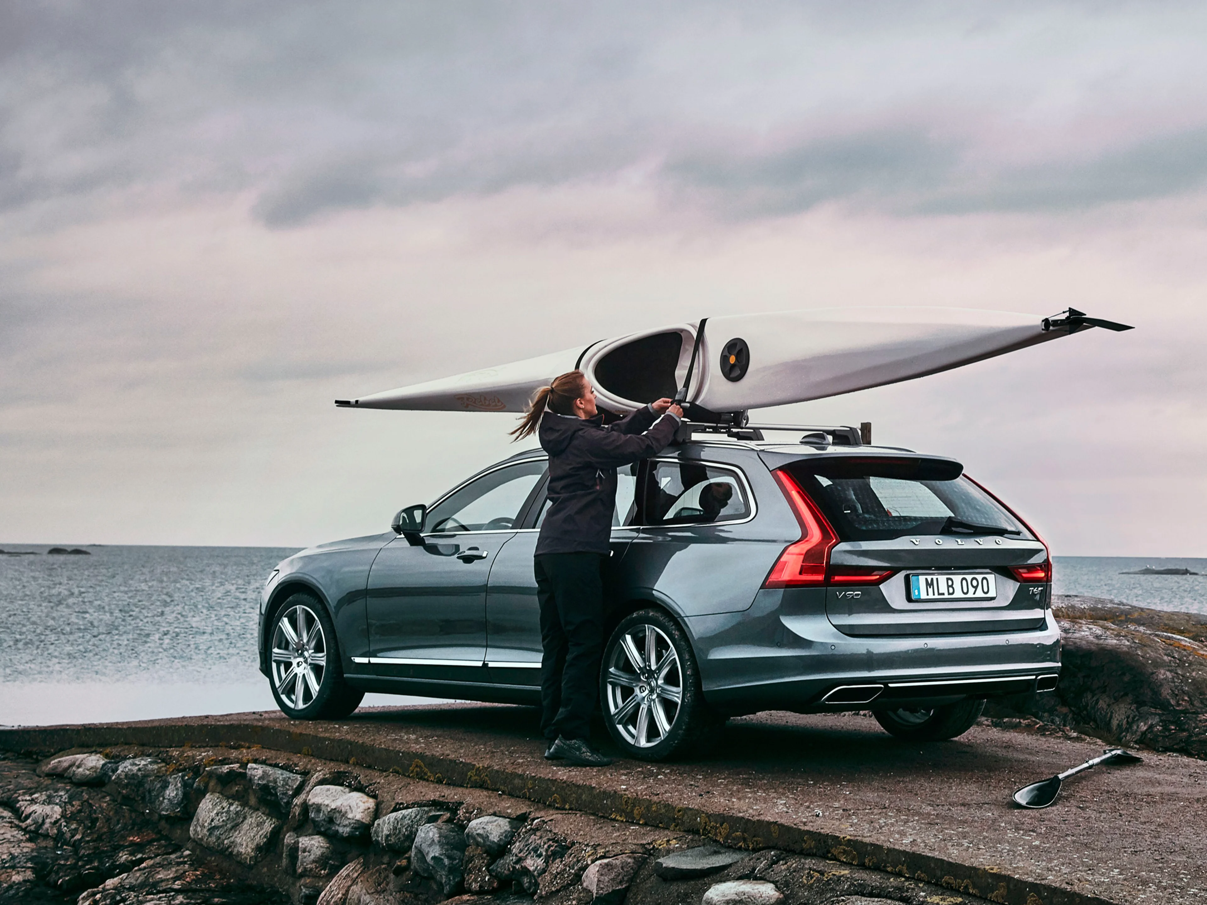 Un vehículo Volvo V90 con un kayac en portacargas.