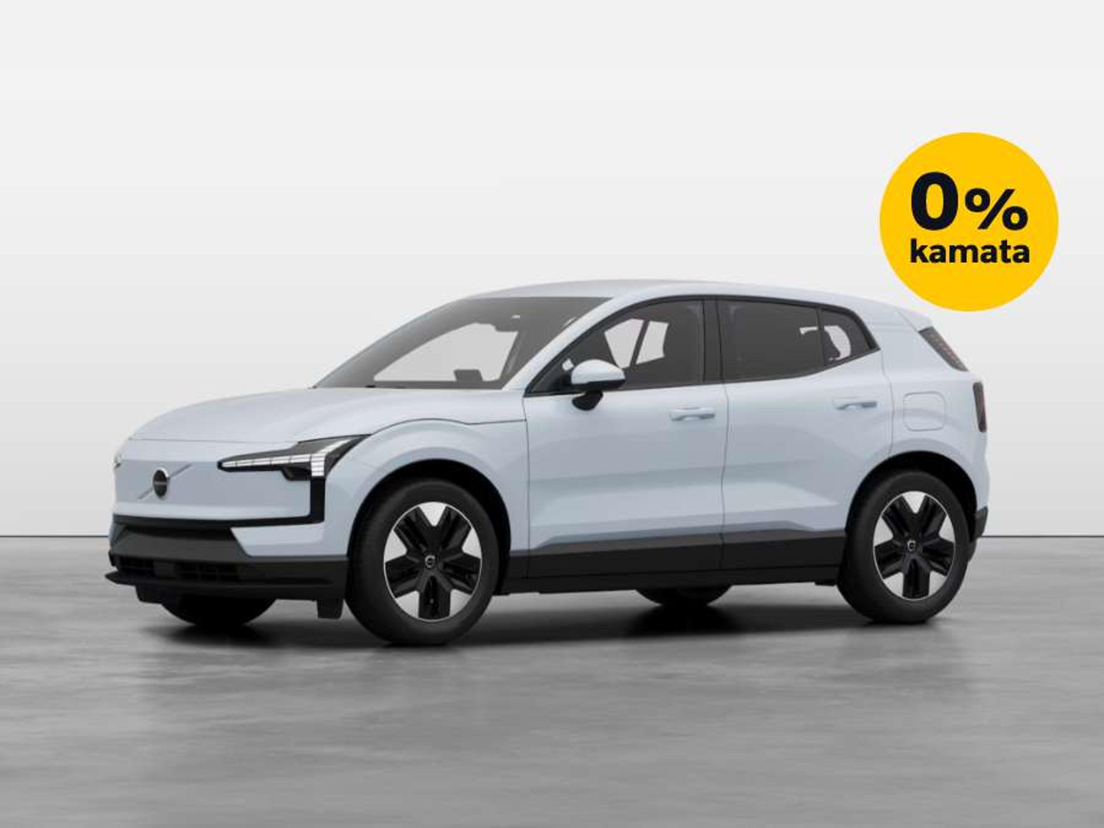 Volvo EX30 parkiran u studijskom okruženju s bijelom pozadinom, uz oznaku '0% kamata' u žutom krugu u gornjem desnom kutu.