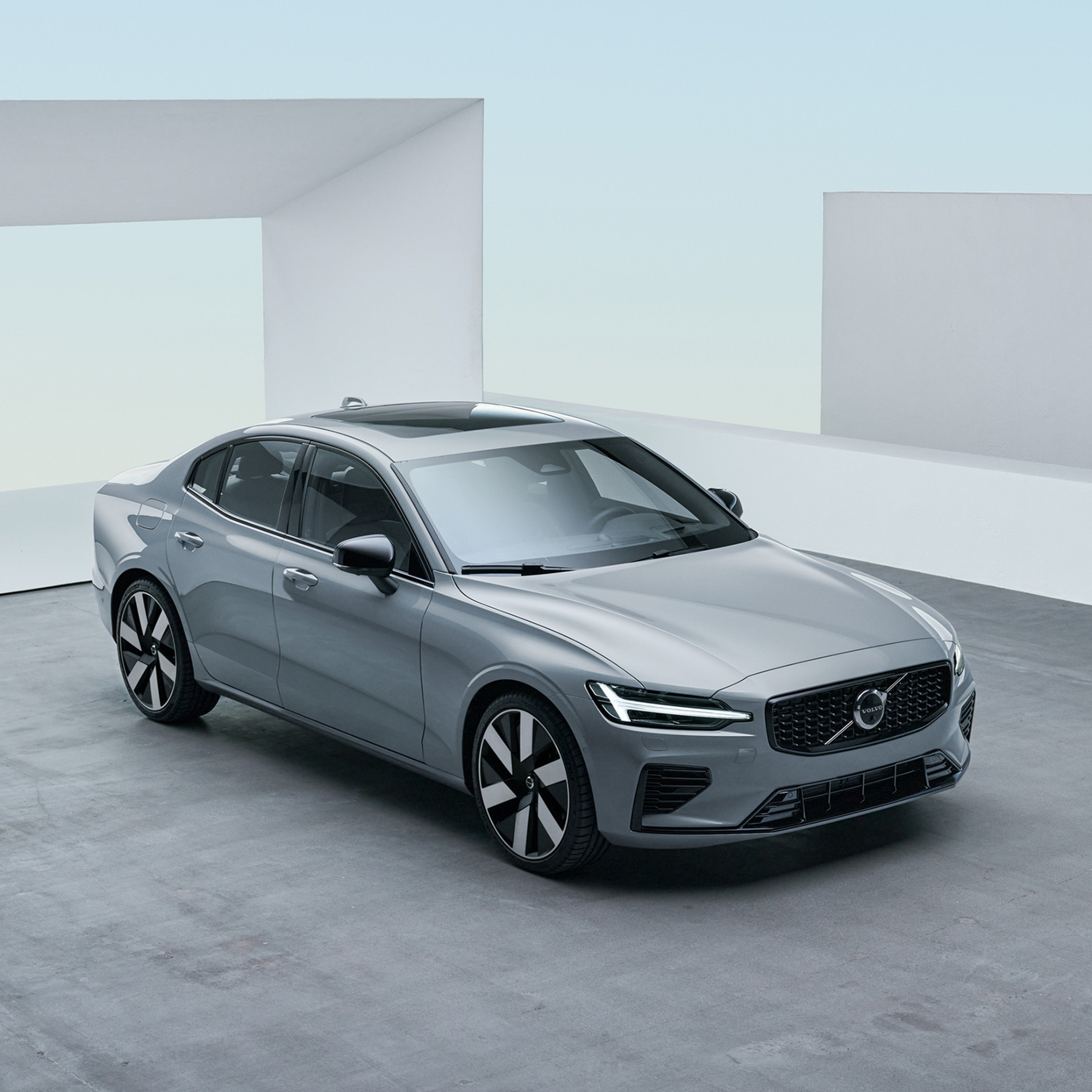 Thunder Grey -värinen Volvo S60 Recharge lataushybridi.