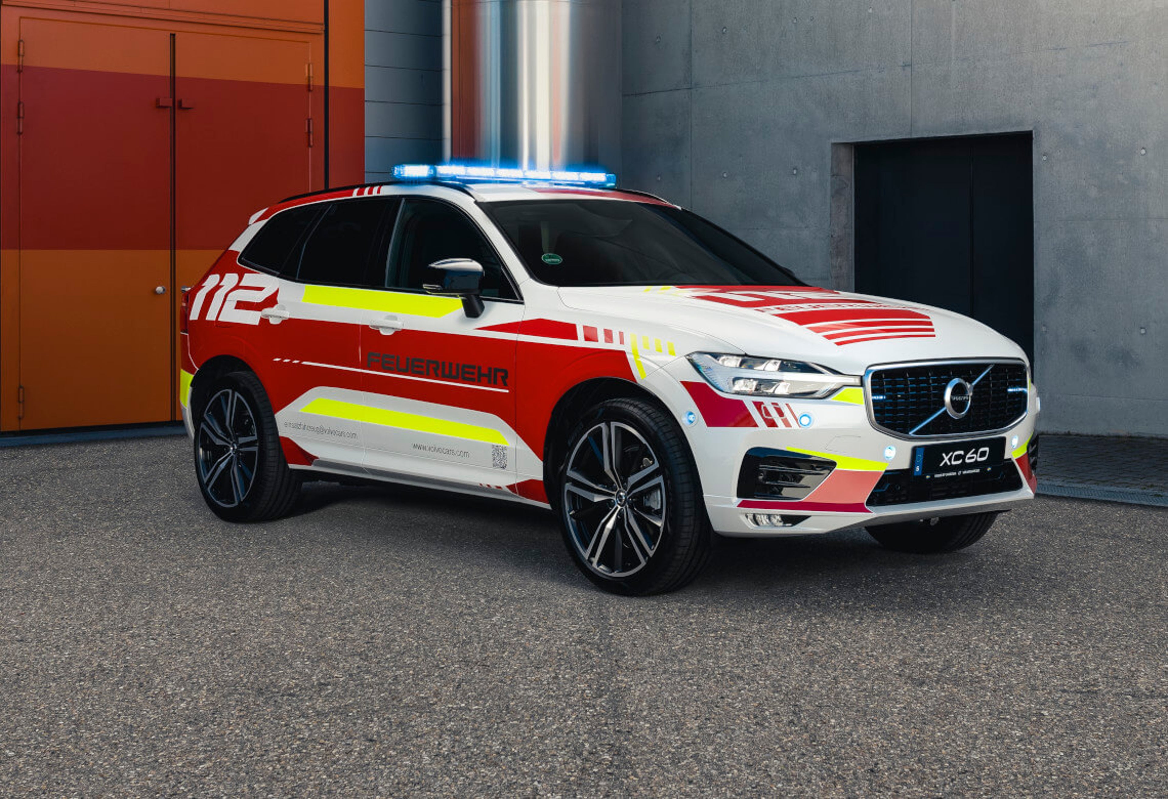 Volvo Feuerwehr Einsatzfahrzeug - Frontseitschuss