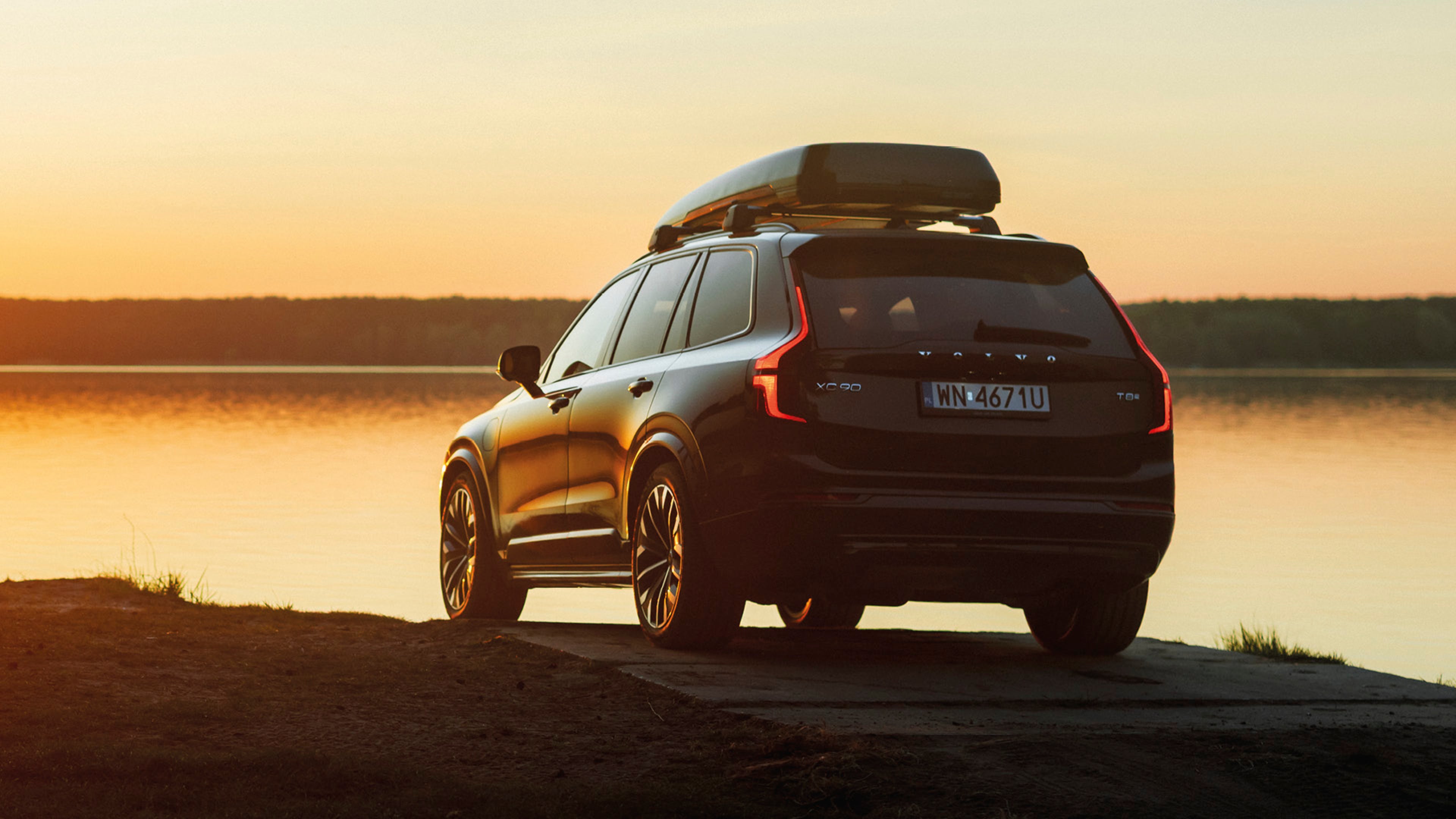 Volvo XC90 nad brzegiem jeziora tyłem