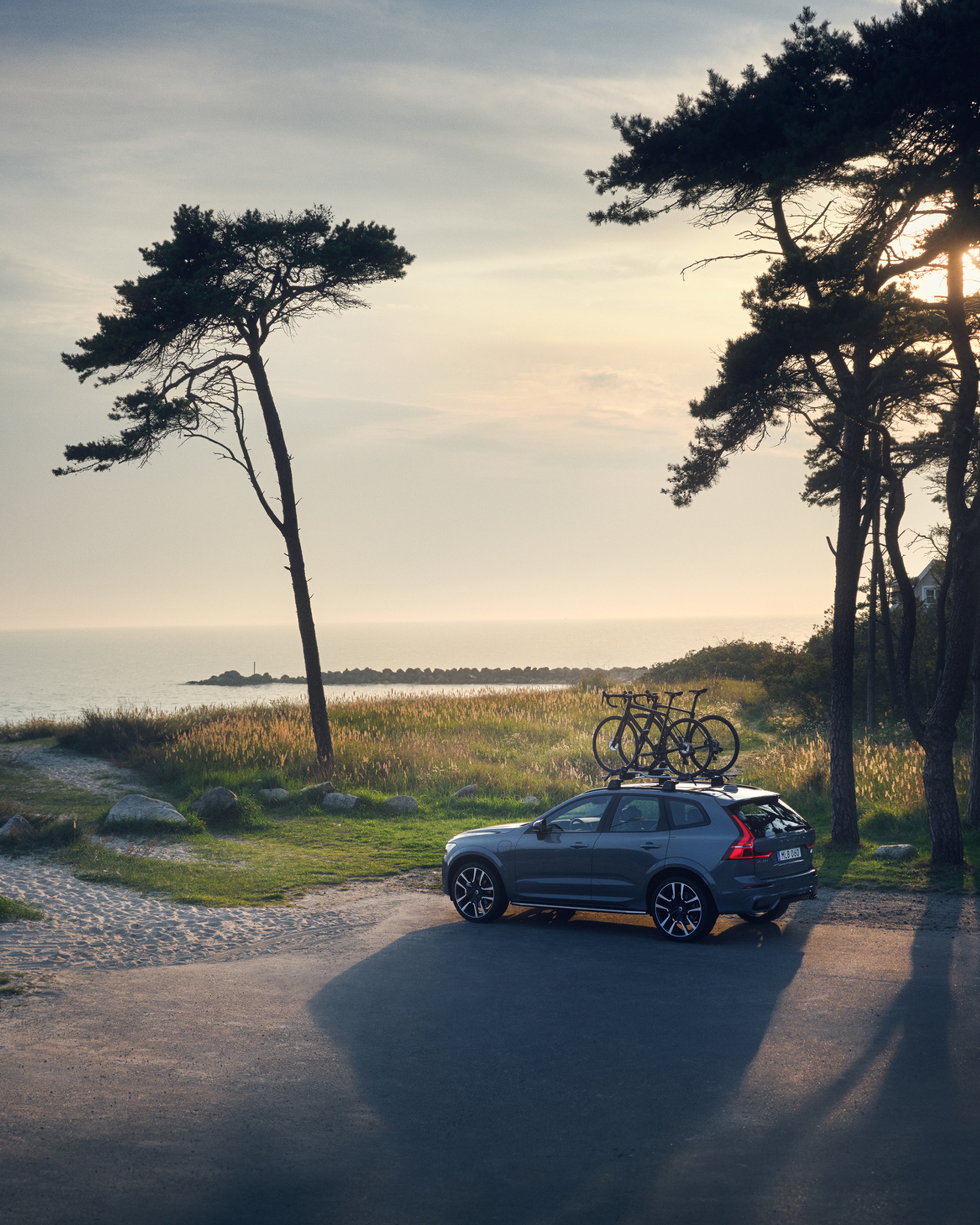 Volvo XC60 med sykler på taket og solnedgang i bakgrunnen