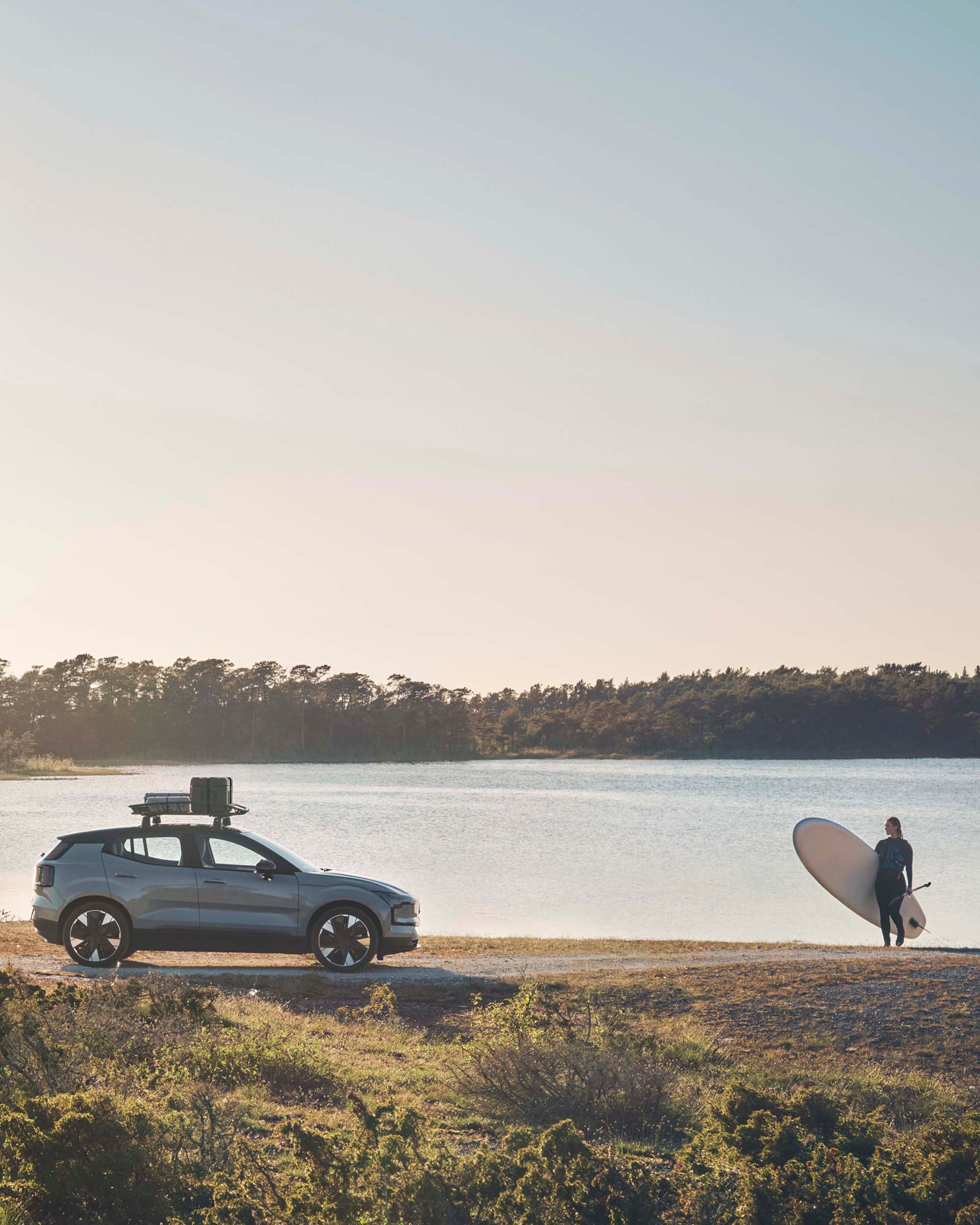 Un Volvo EX30 junto a un lago