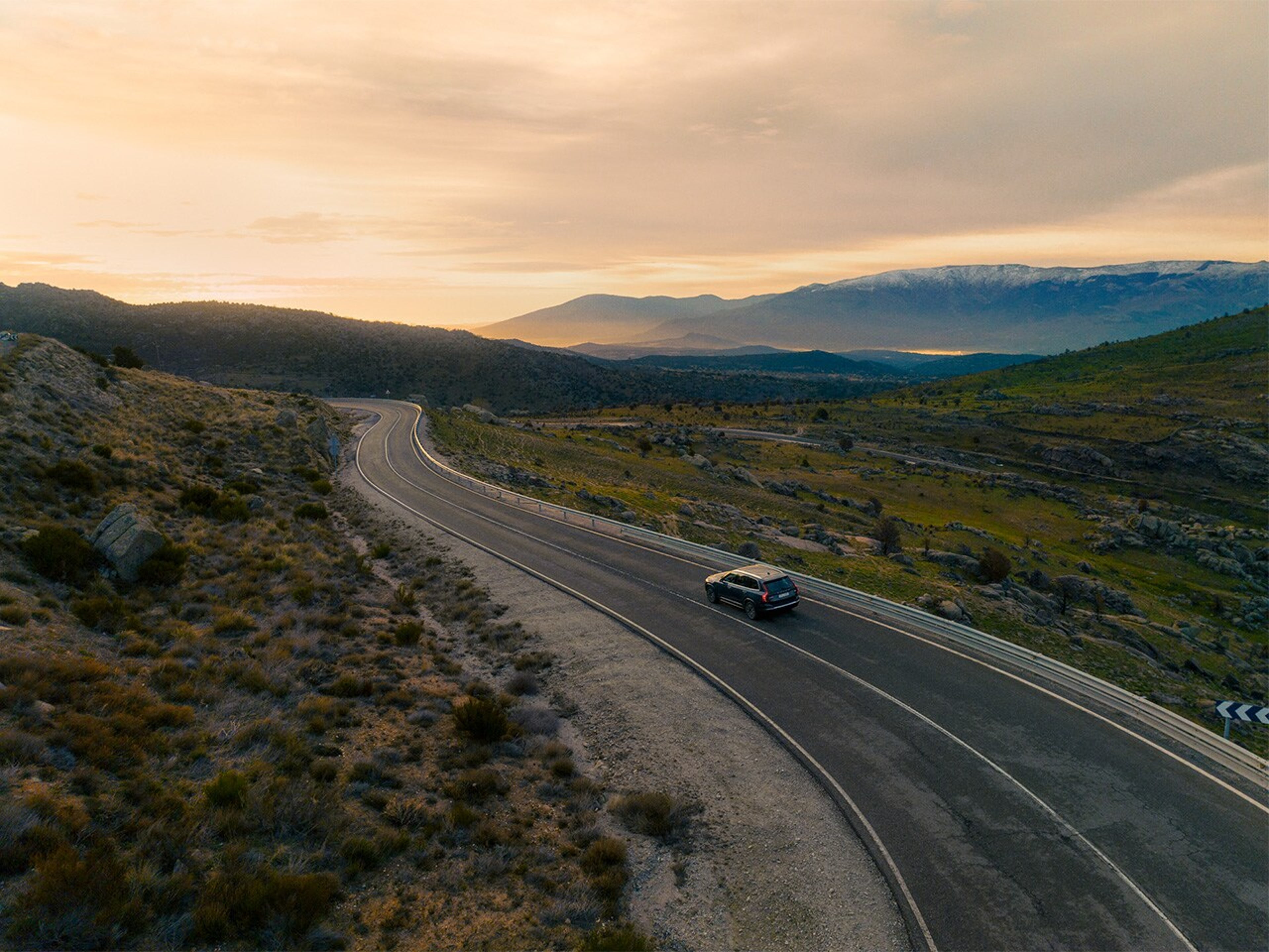 Távoli kép egy országúton haladó Volvóról