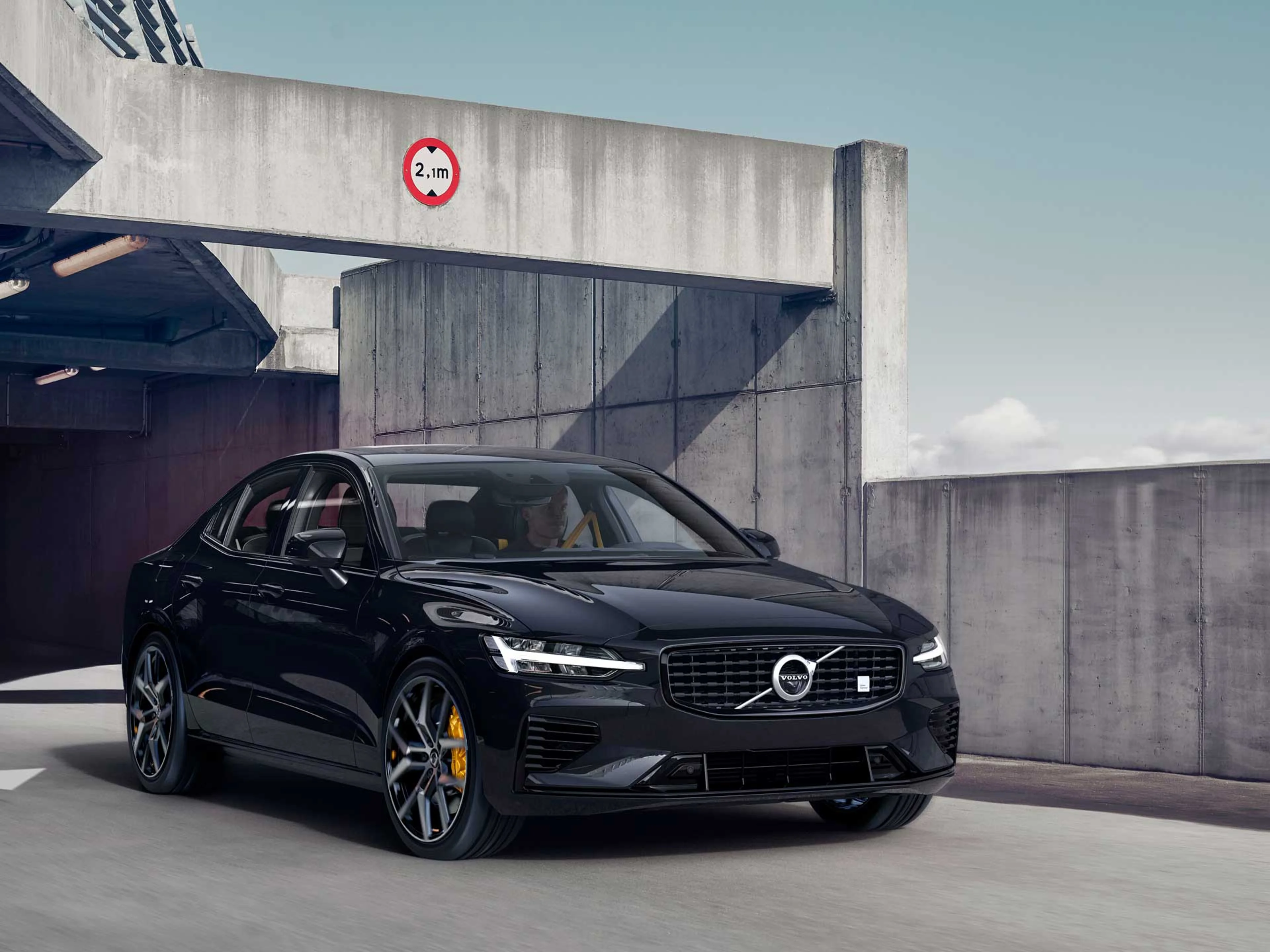 Un Volvo S60 negro debajo de un puente.