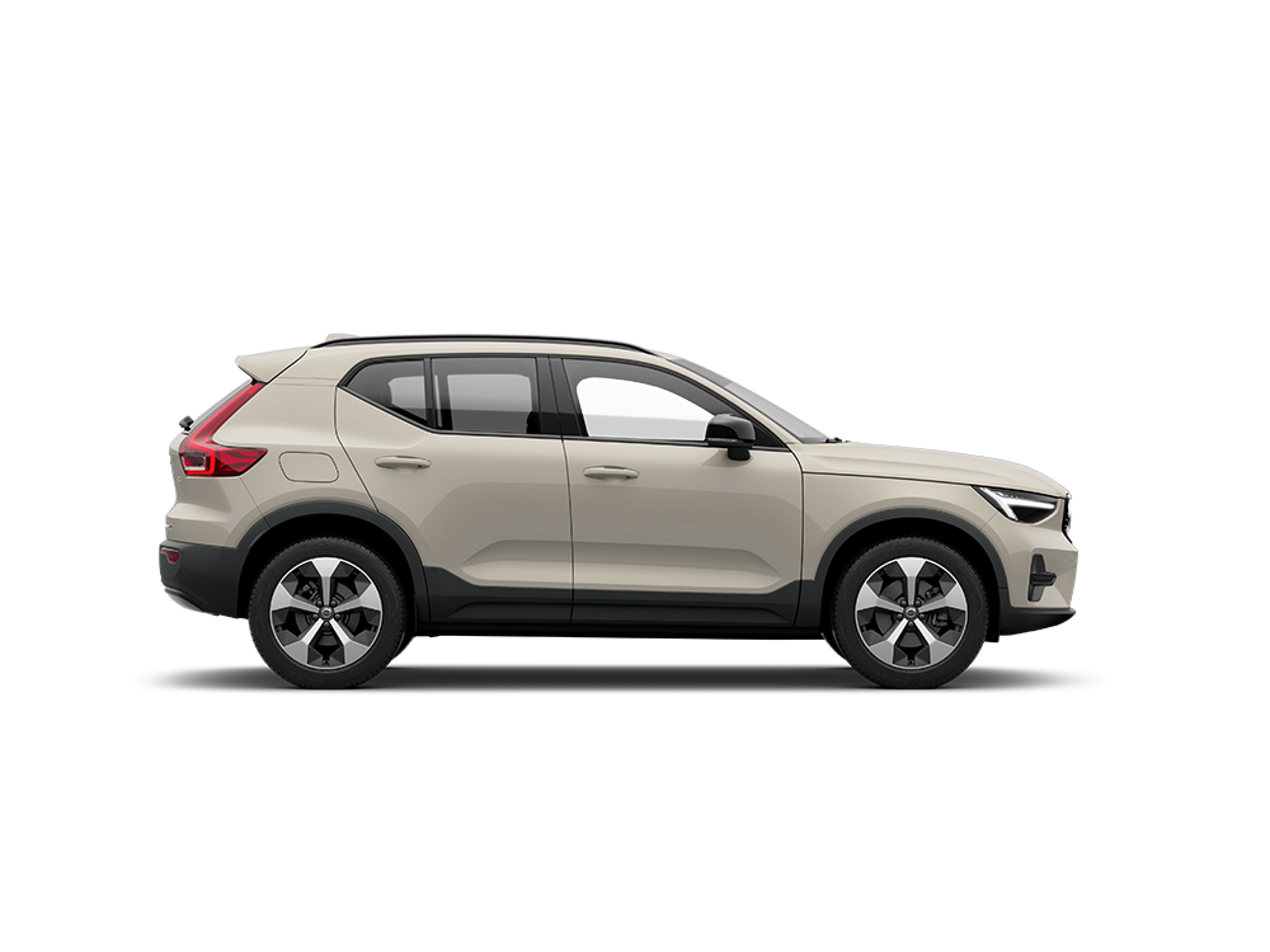 Zijaanzicht van een beige Volvo XC40 SUV op een witte achtergrond.