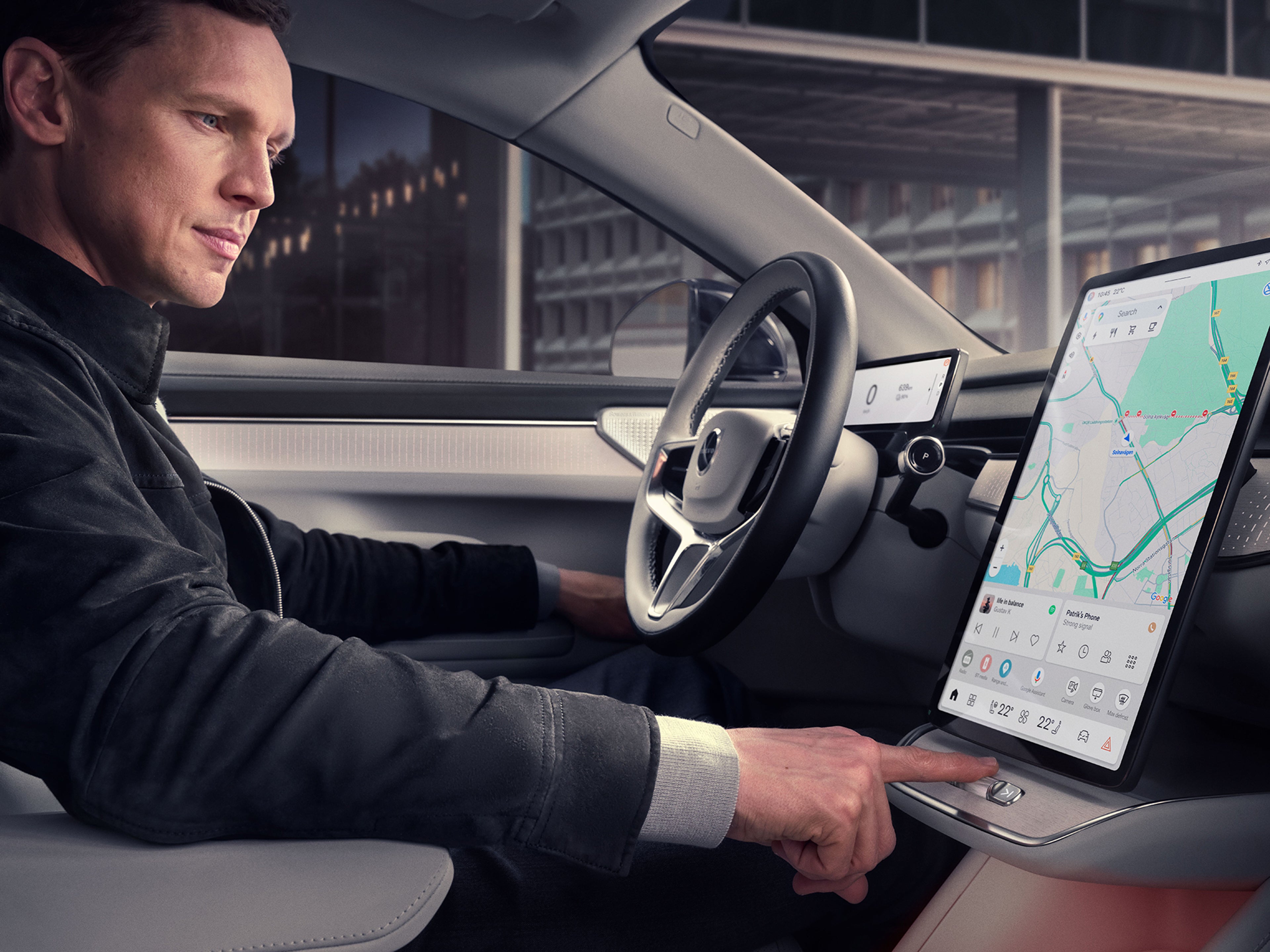 Ein Mann in einem Volvo ES90