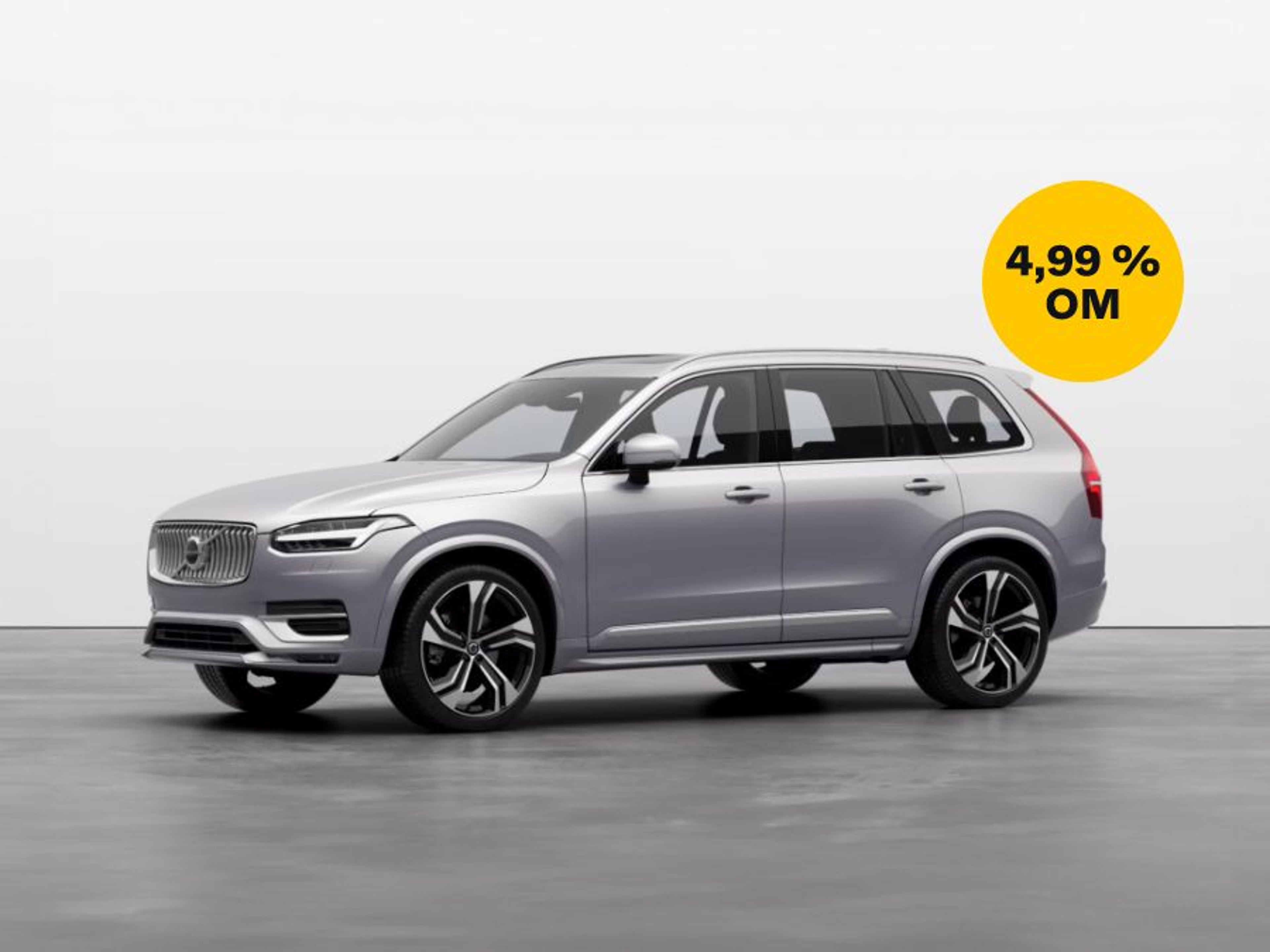 Srebrni Volvo XC90 v studijskem okolju.