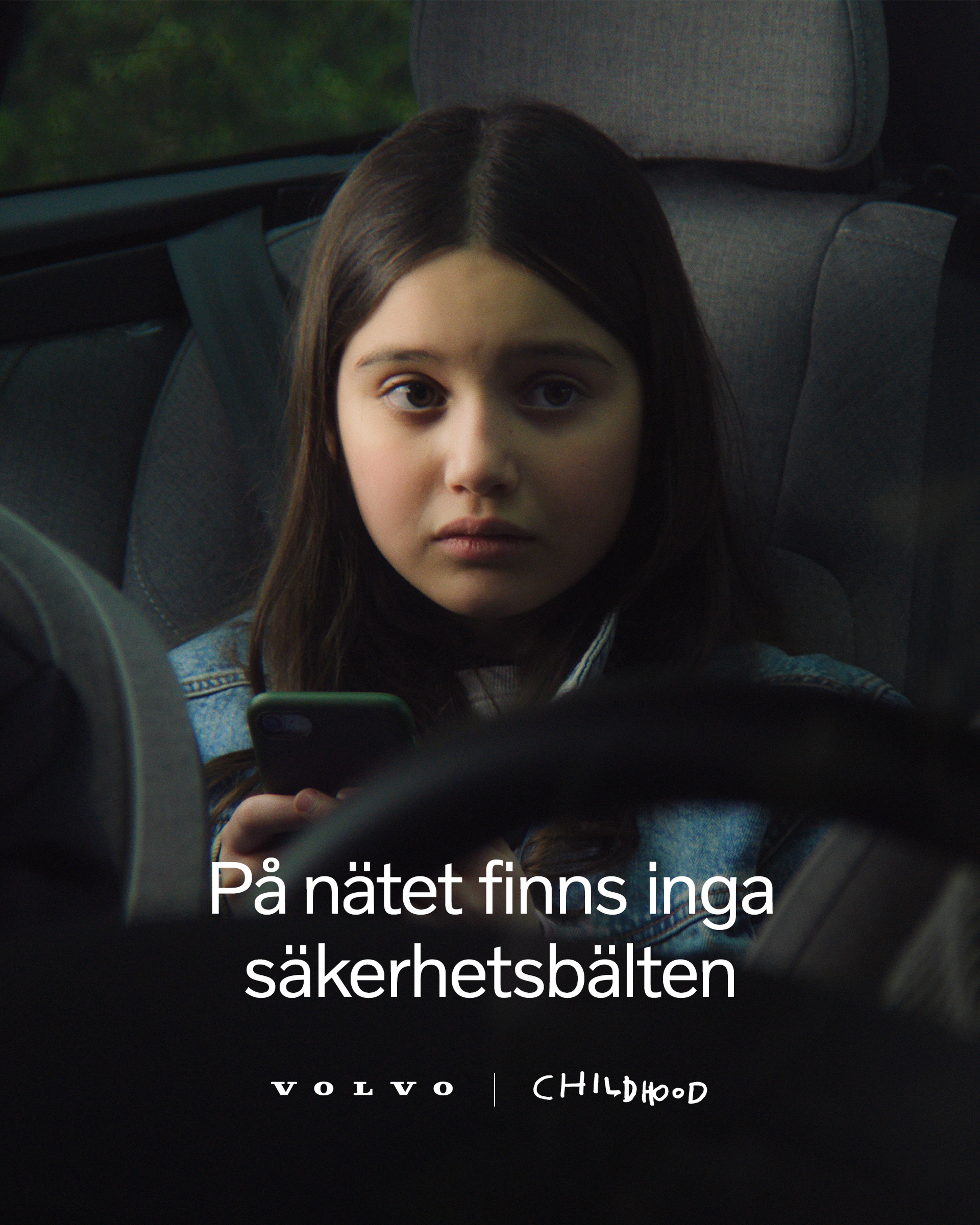 Flicka sitter i passagerarsäte