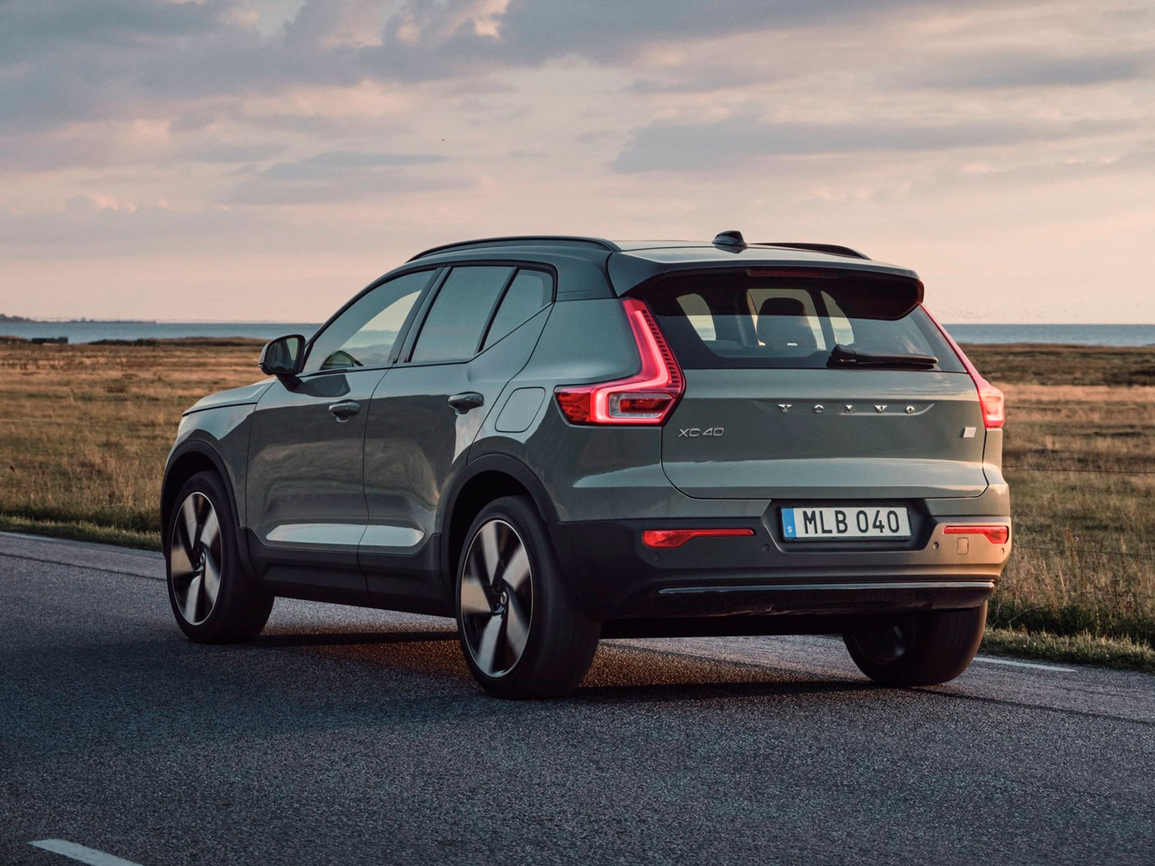 Volvo XC40 en la carretera con un páramo de fondo.