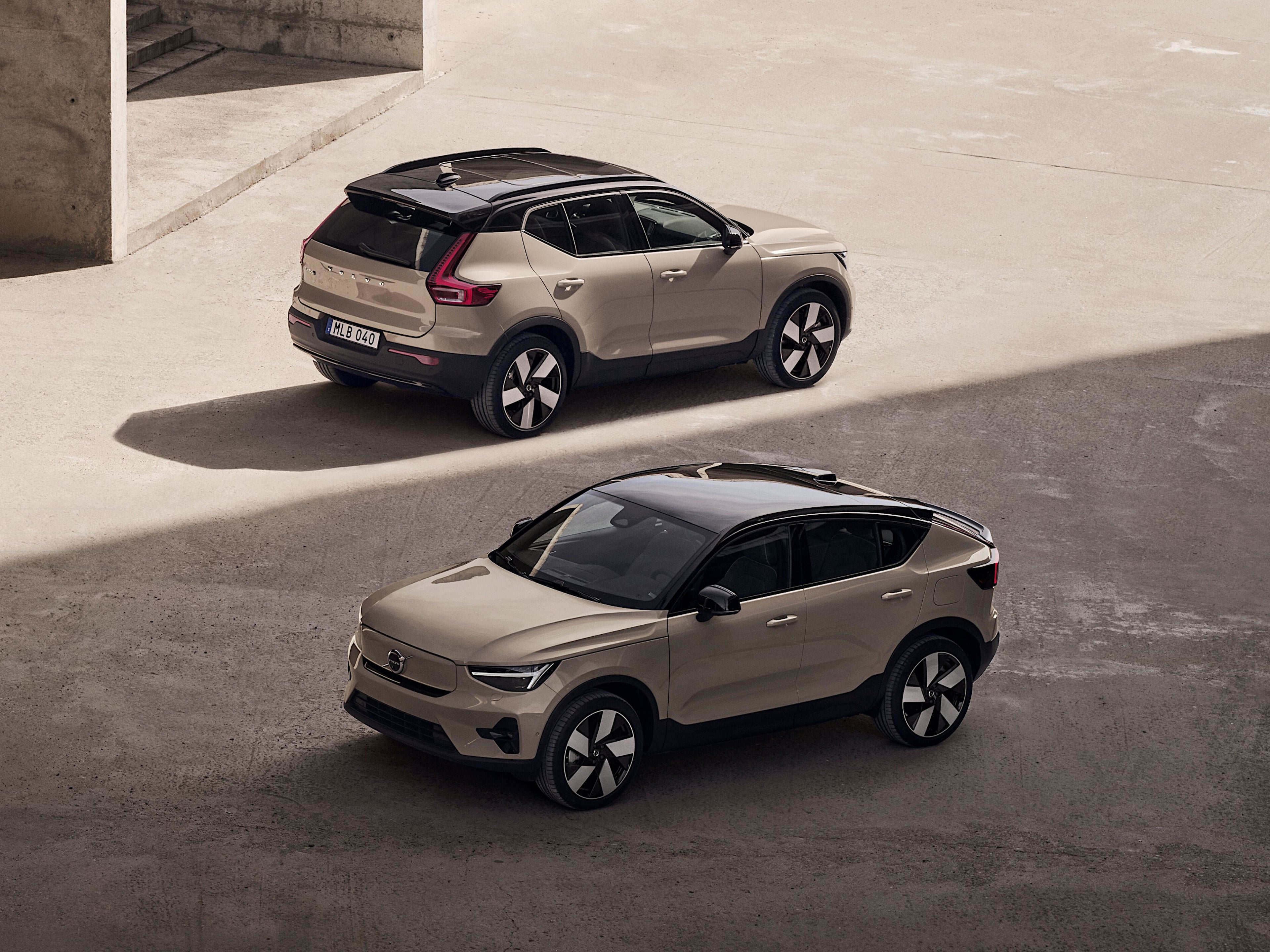 Vozy Volvo EX40 a EC40 pod mostem