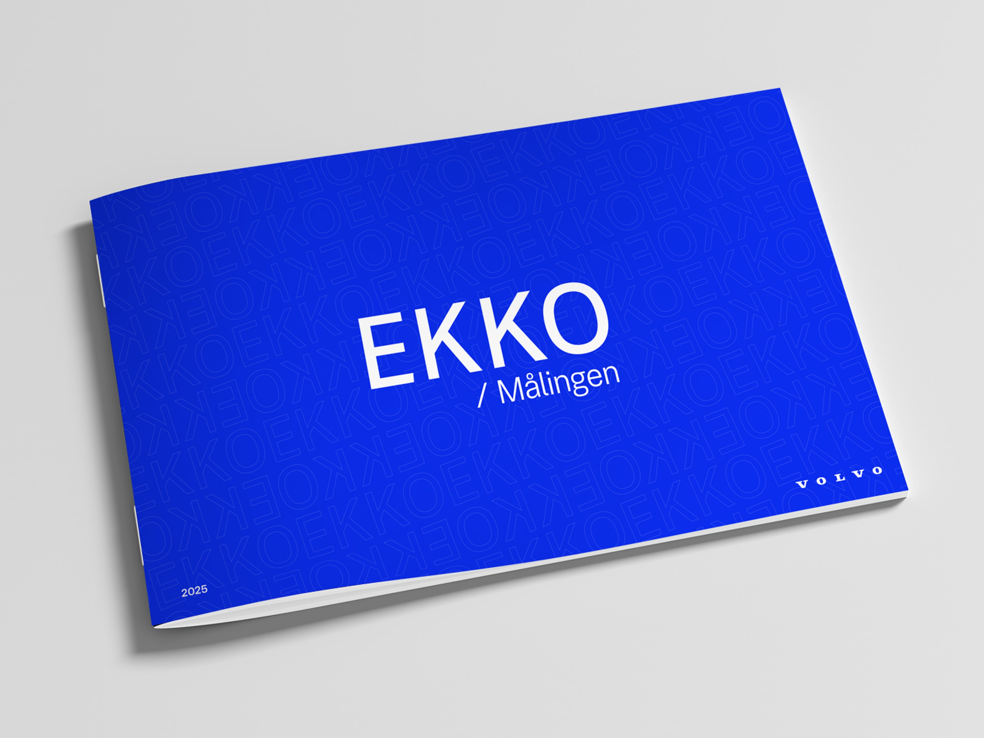 Blå hæfteforside med titlen 'EKKO / Målingen' og et subtilt mønster af gentaget tekst. Volvo-logo og årstallet 2025 i hjørnerne. Moderne og stilrent design.