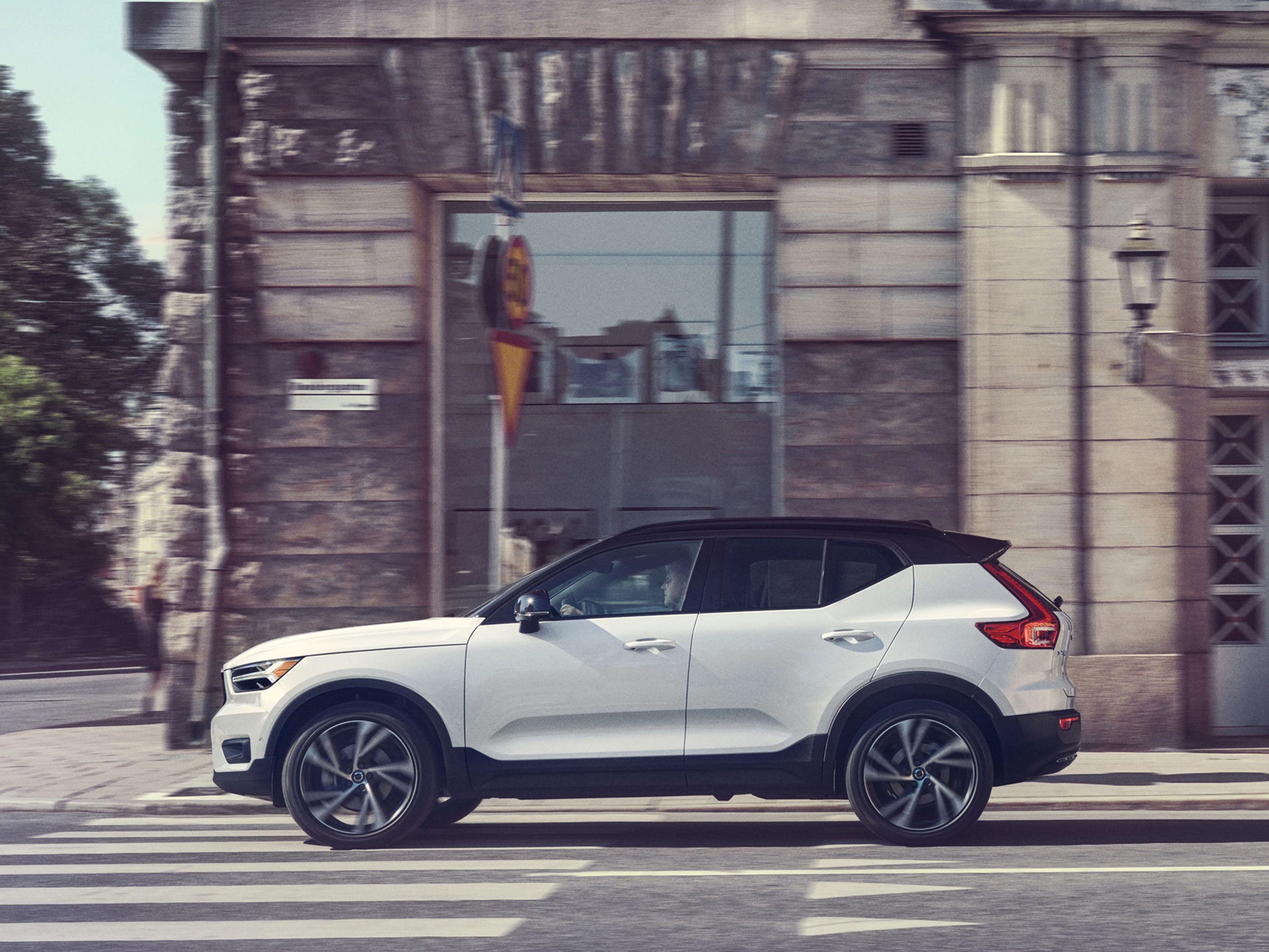 Un Volvo XC40 sobre una avenida en la ciudad.
