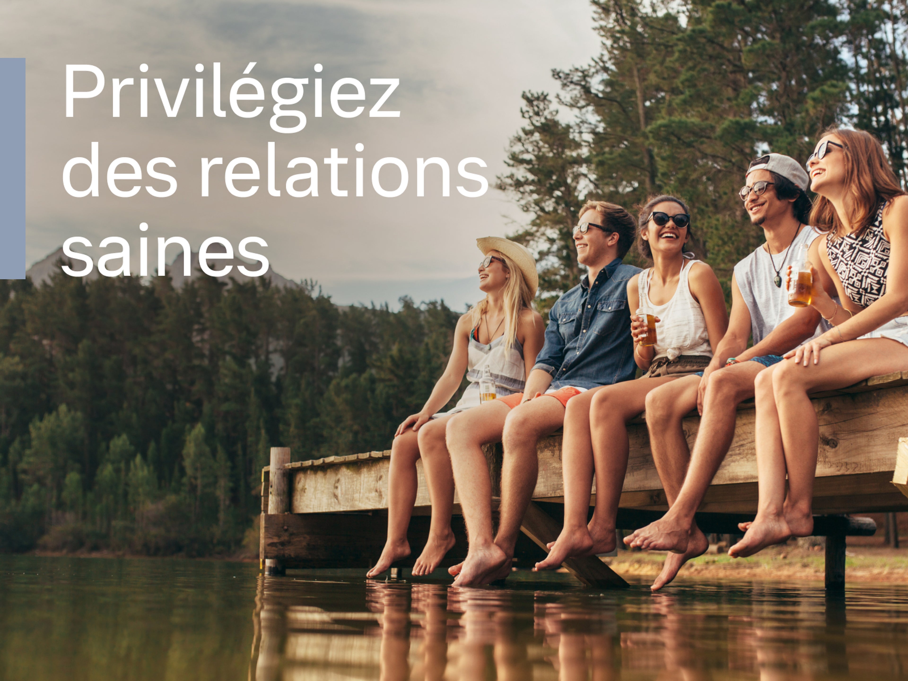 Un groupe d'amis rit et profite de la compagnie des autres sur un quai en bois, avec un texte blanc au premier plan : Privilégiez des relations saines.