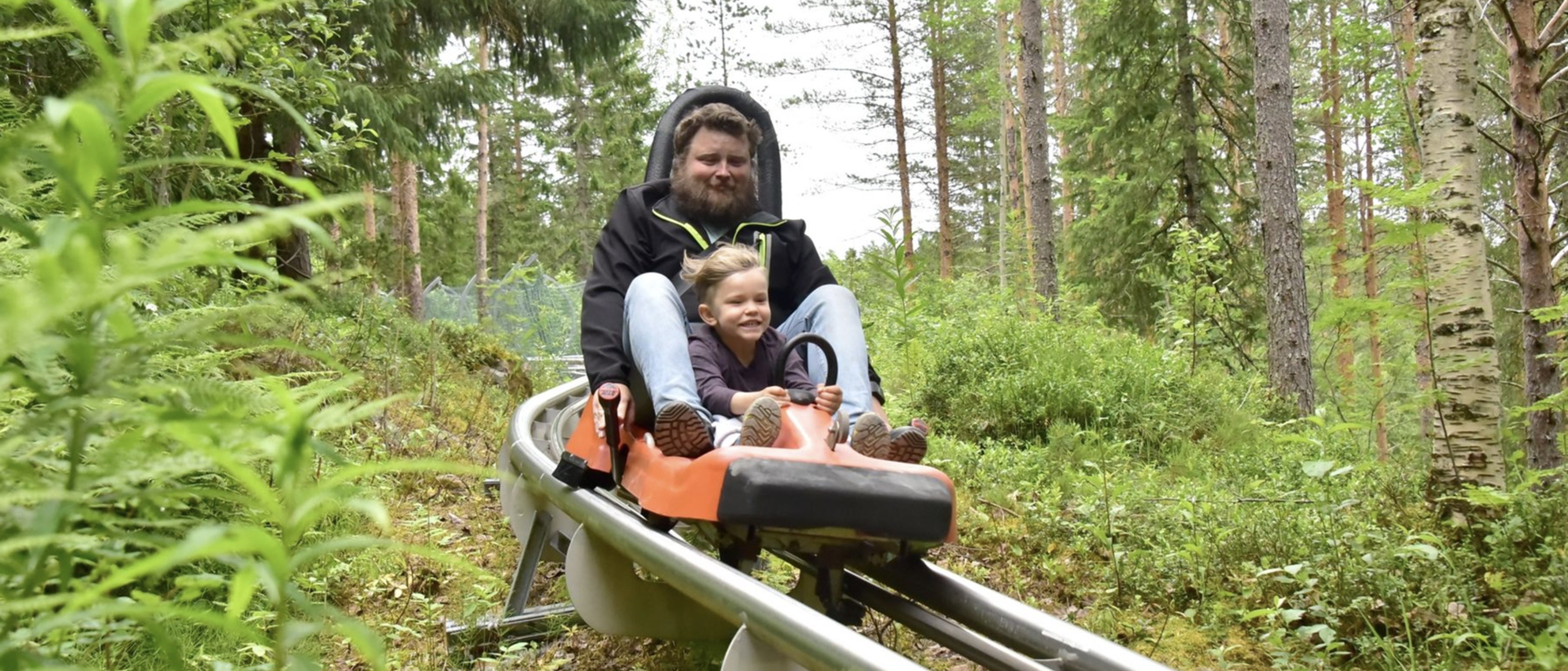 Mann med barn som kjører nedover i vogn