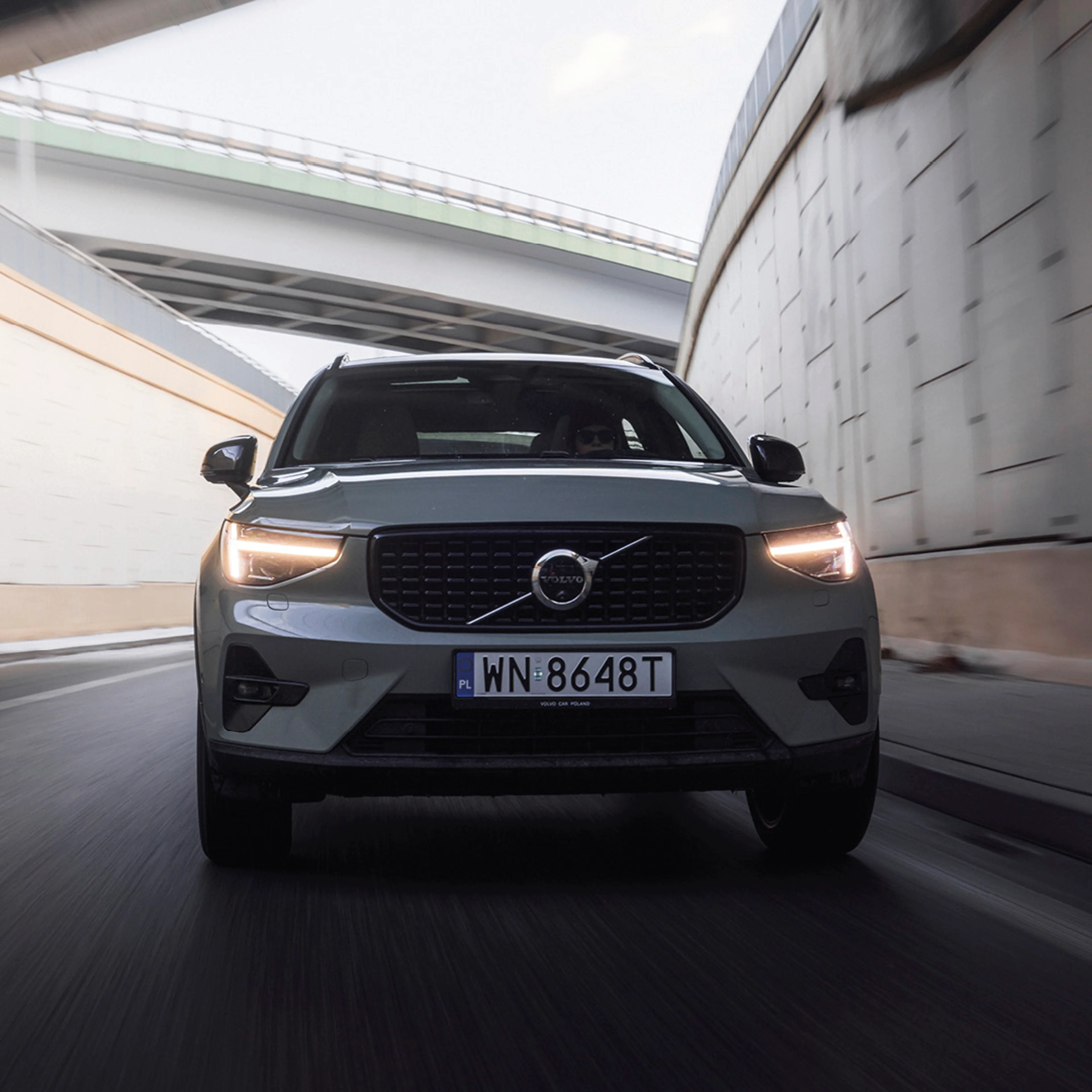 Volvo XC40 wjeżdzające do tunelu pokazany przód