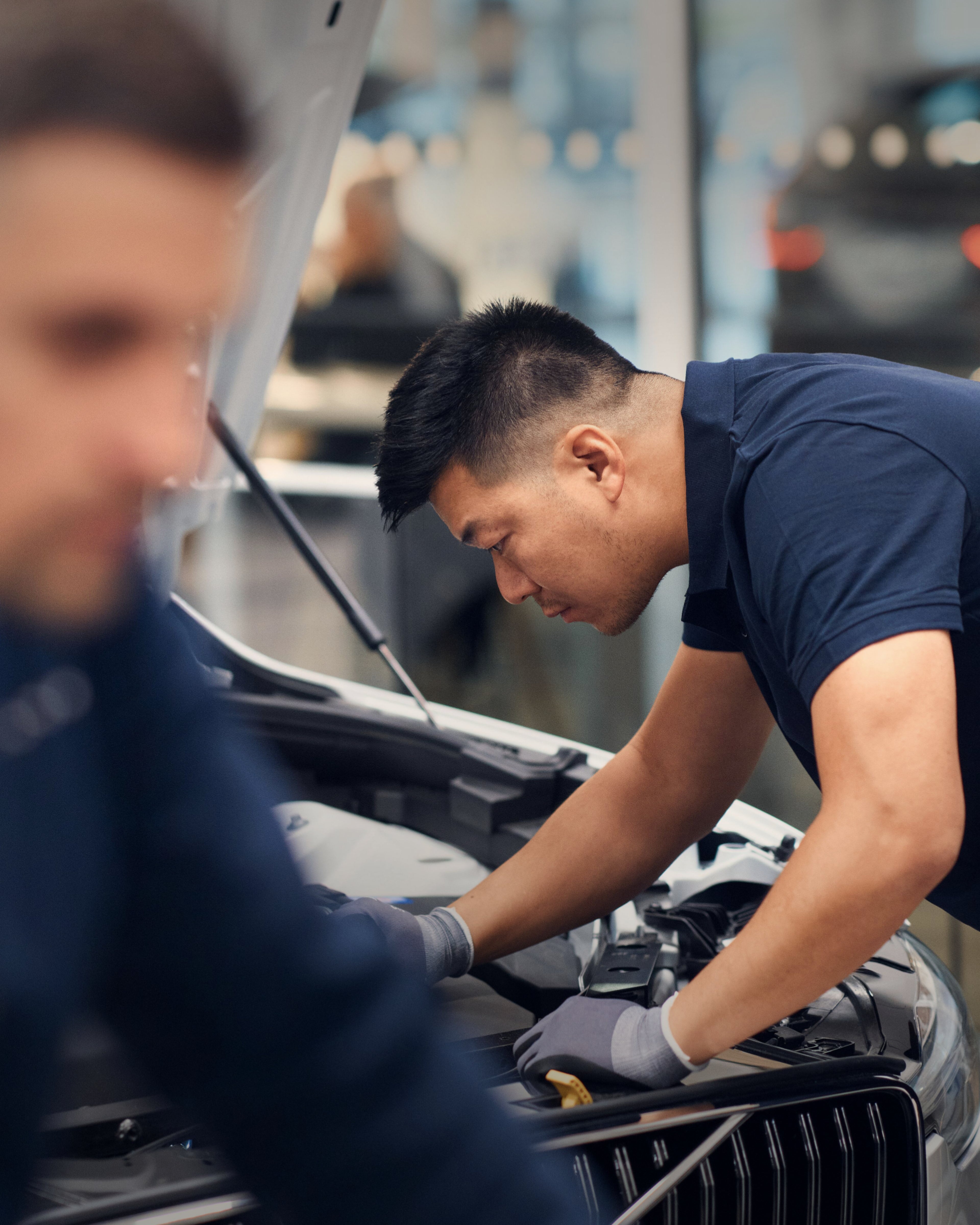 Ein Volvo Mitarbeiter arbeitet an einem Motor.