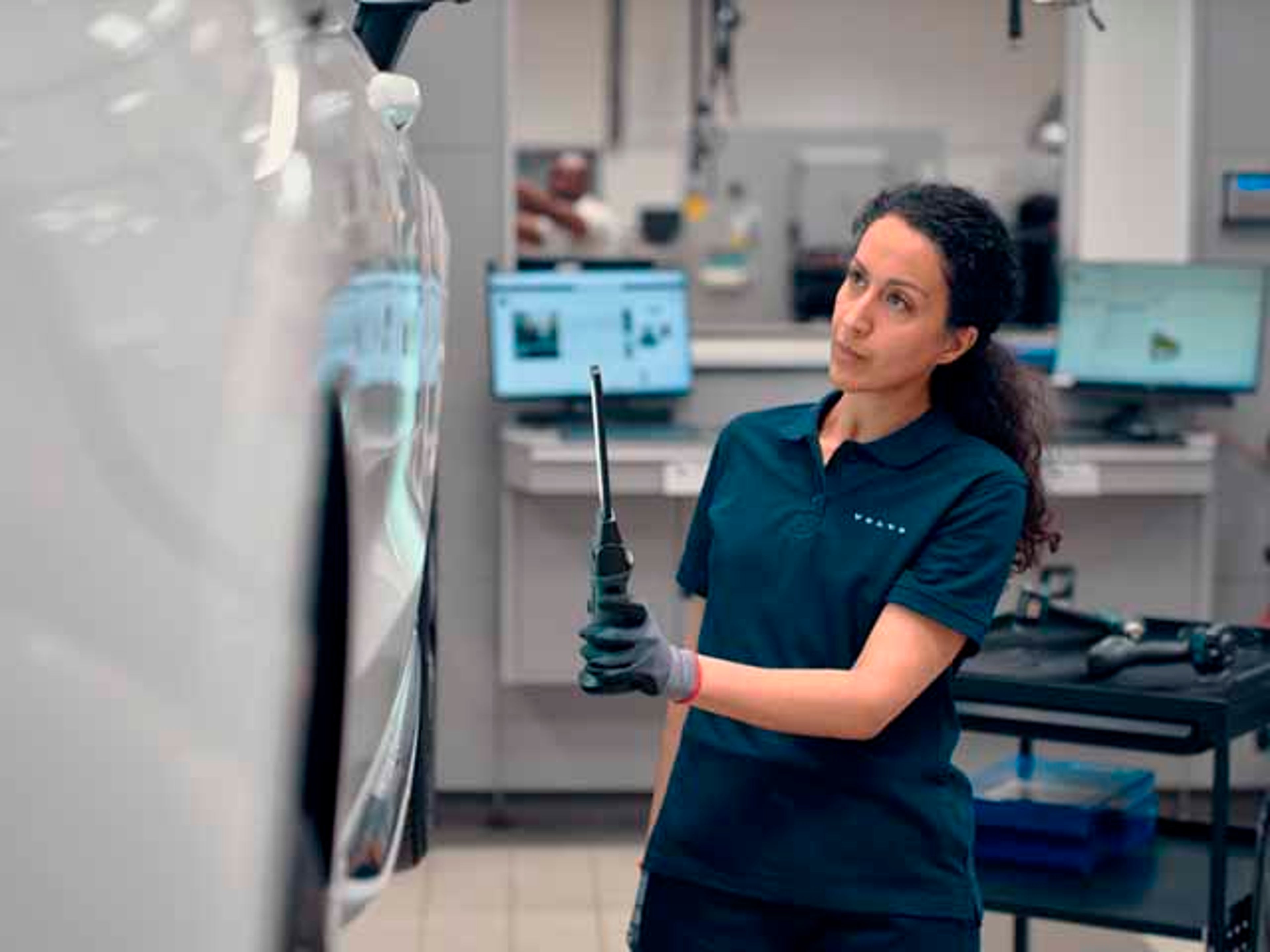 Una mecánica haciendo comprobaciones en un vehículo en un taller oficial Volvo