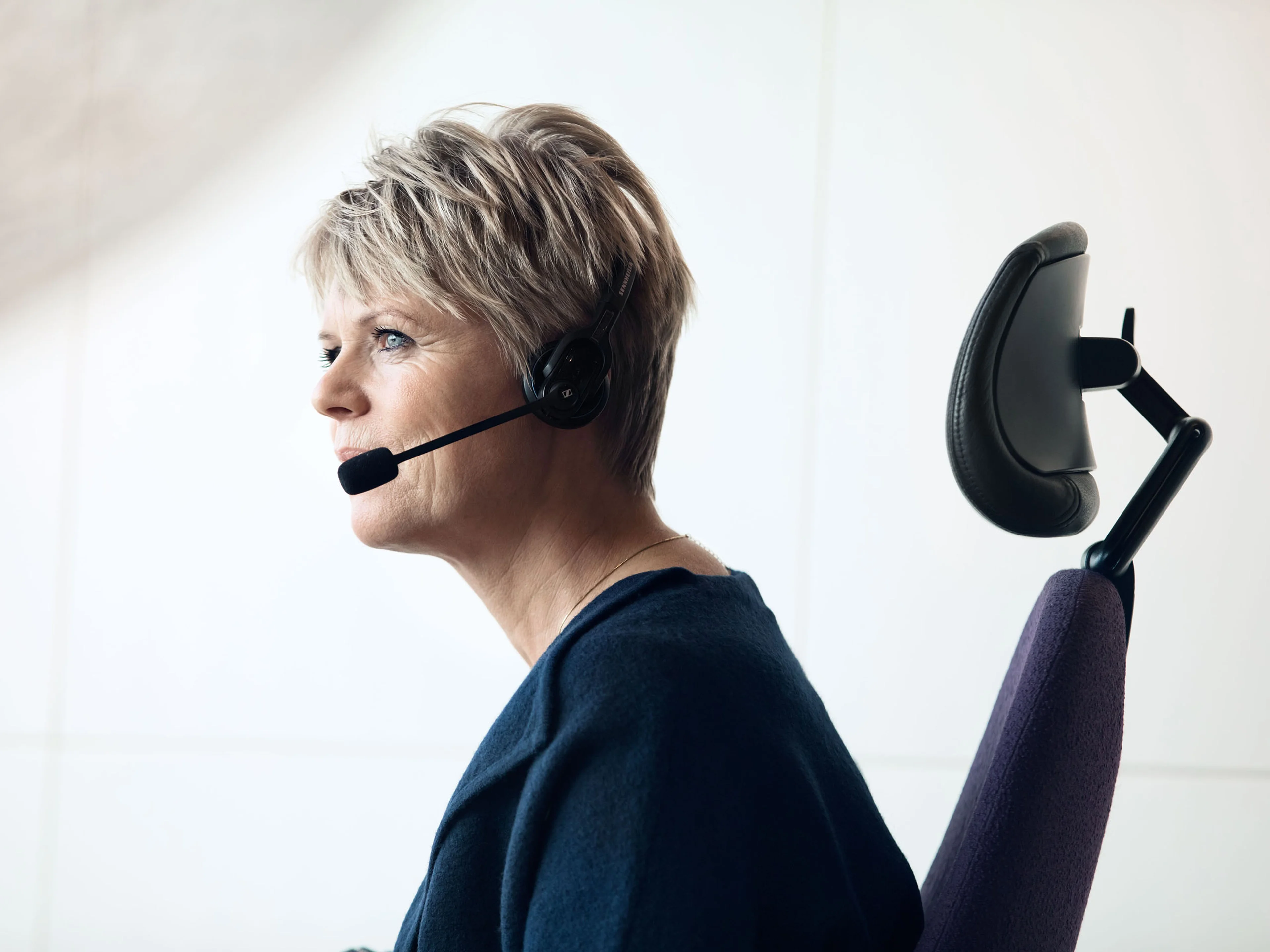 Een mevrouw bij de dealer die de telefoon opneemt